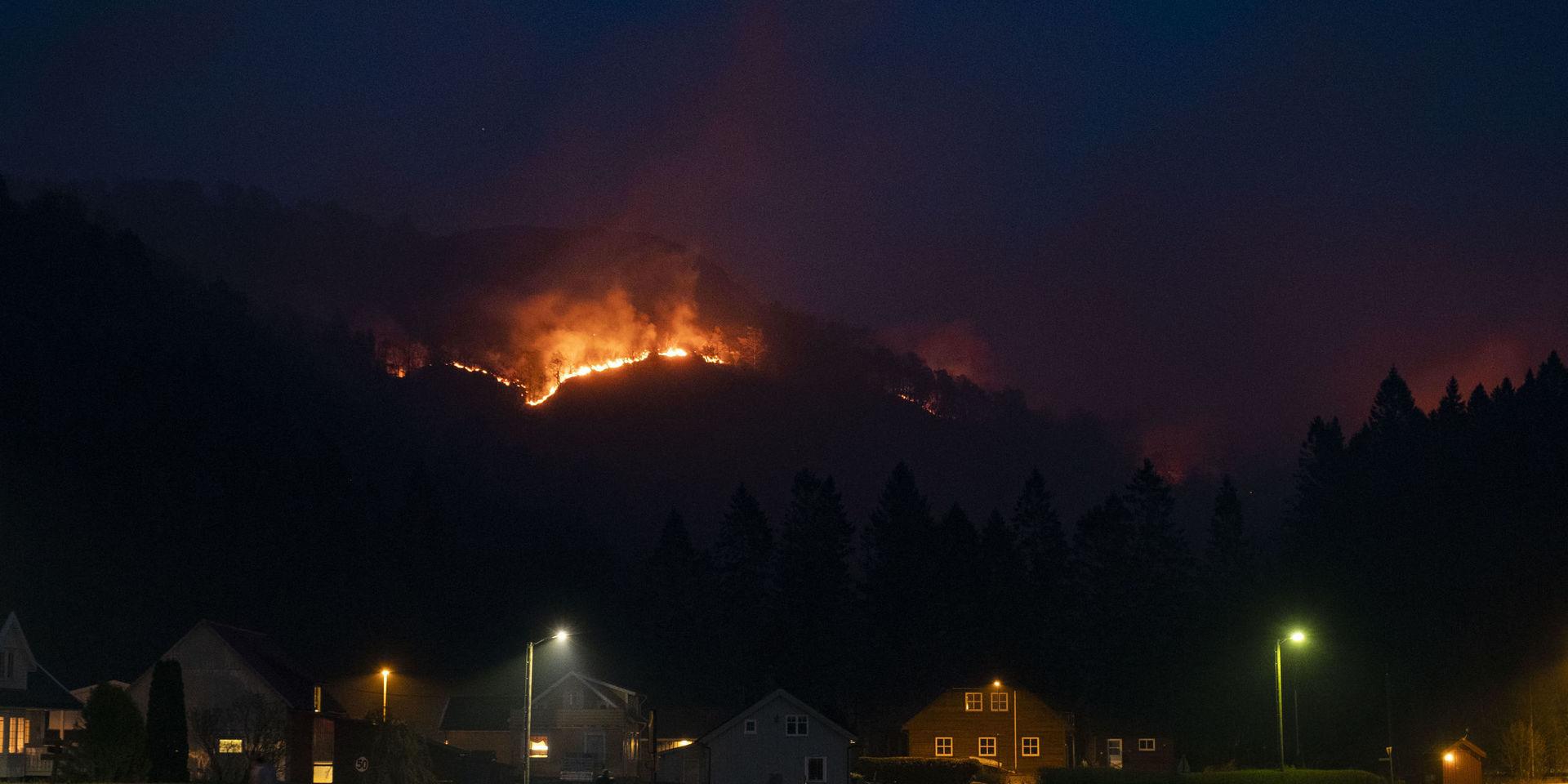 Branden startade på tisdagskvällen vid Åmot i Sokndal i Norge. 
