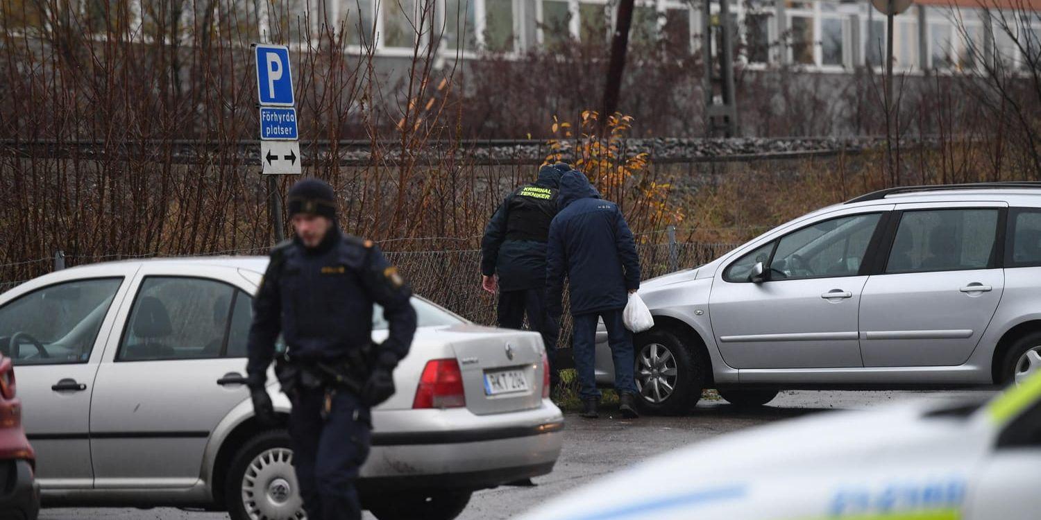 Poliser söker igenom parkeringsplatsen i närheten av polishuset i Uppsala, efter en explosion som enligt TT:s källor var en handgranat.