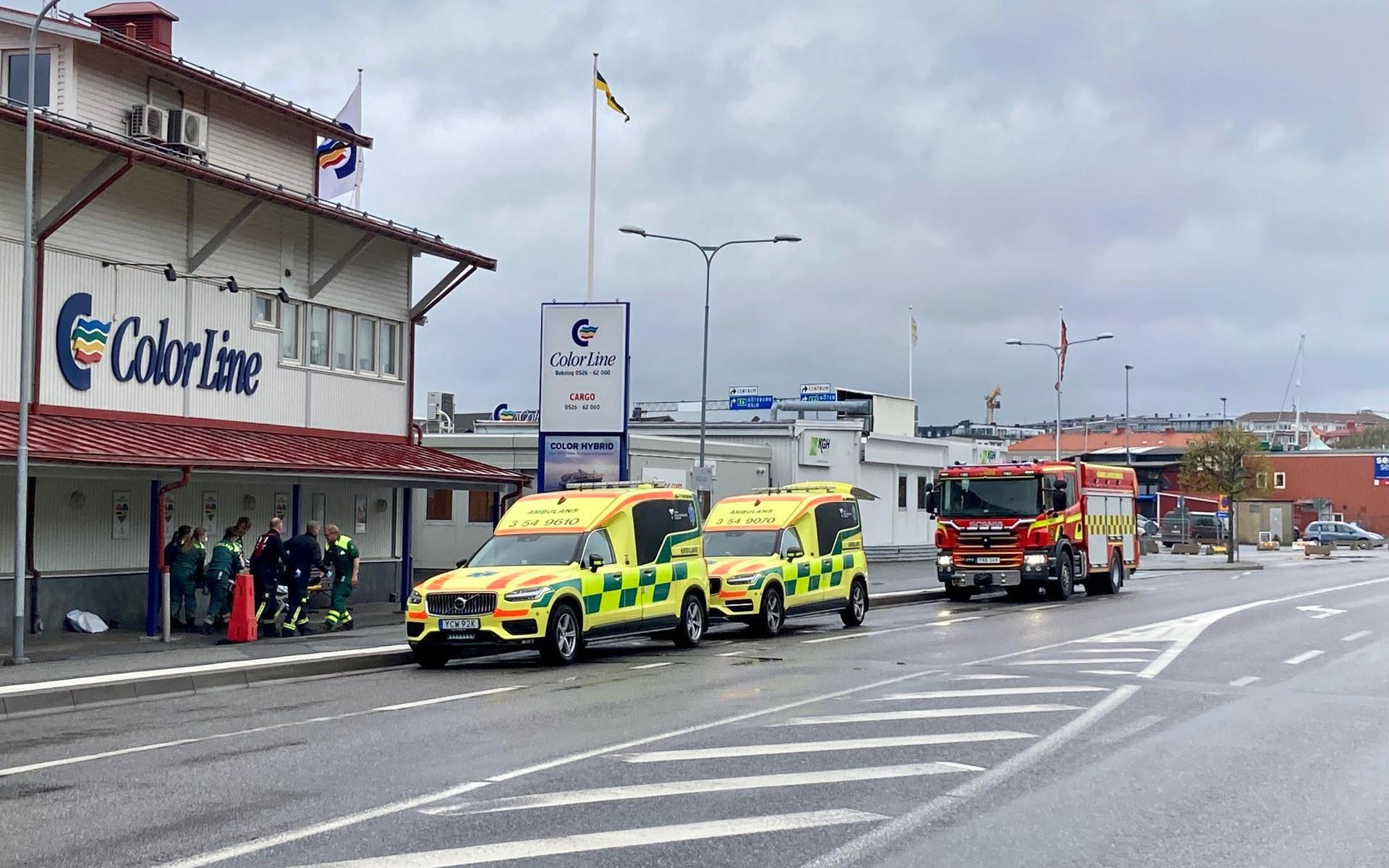 Brandkår och ambulans i samarbete under ett sjukvårdsärende vid färjeterminalen i Strömstad.