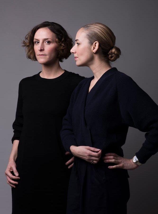 
    Konstnärerna Nina Gorfer (till vänster) och Sarah Cooper.
   