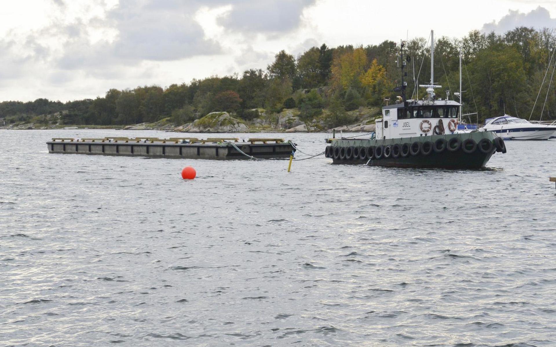 På tisdagen skeppades den första bryggsektionen in till Grebbestads hamn.