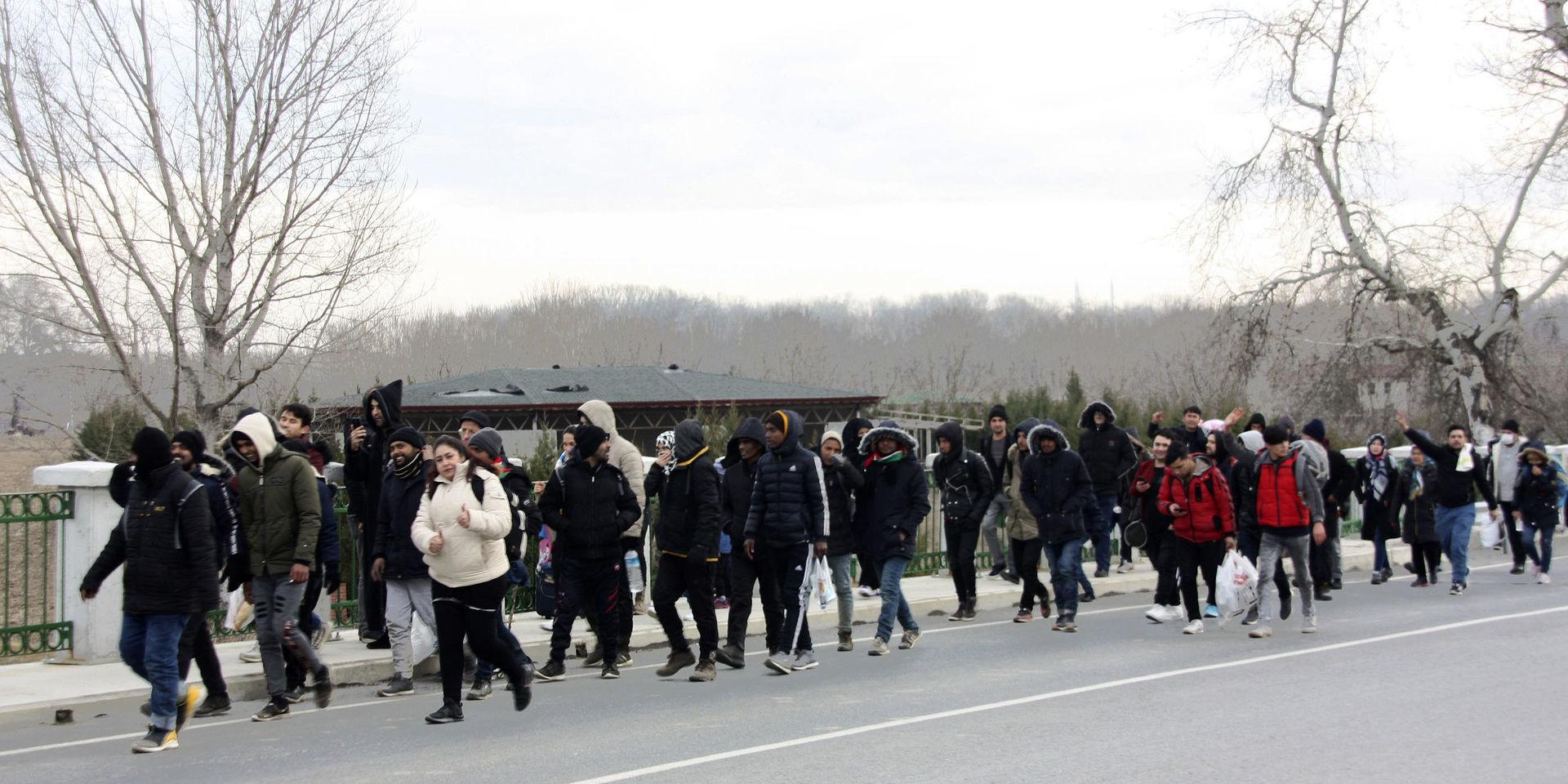 Migranter vandrar mot den grekiska gränsen i hopp om att beskedet om öppna gränser ska visa sig stämma.