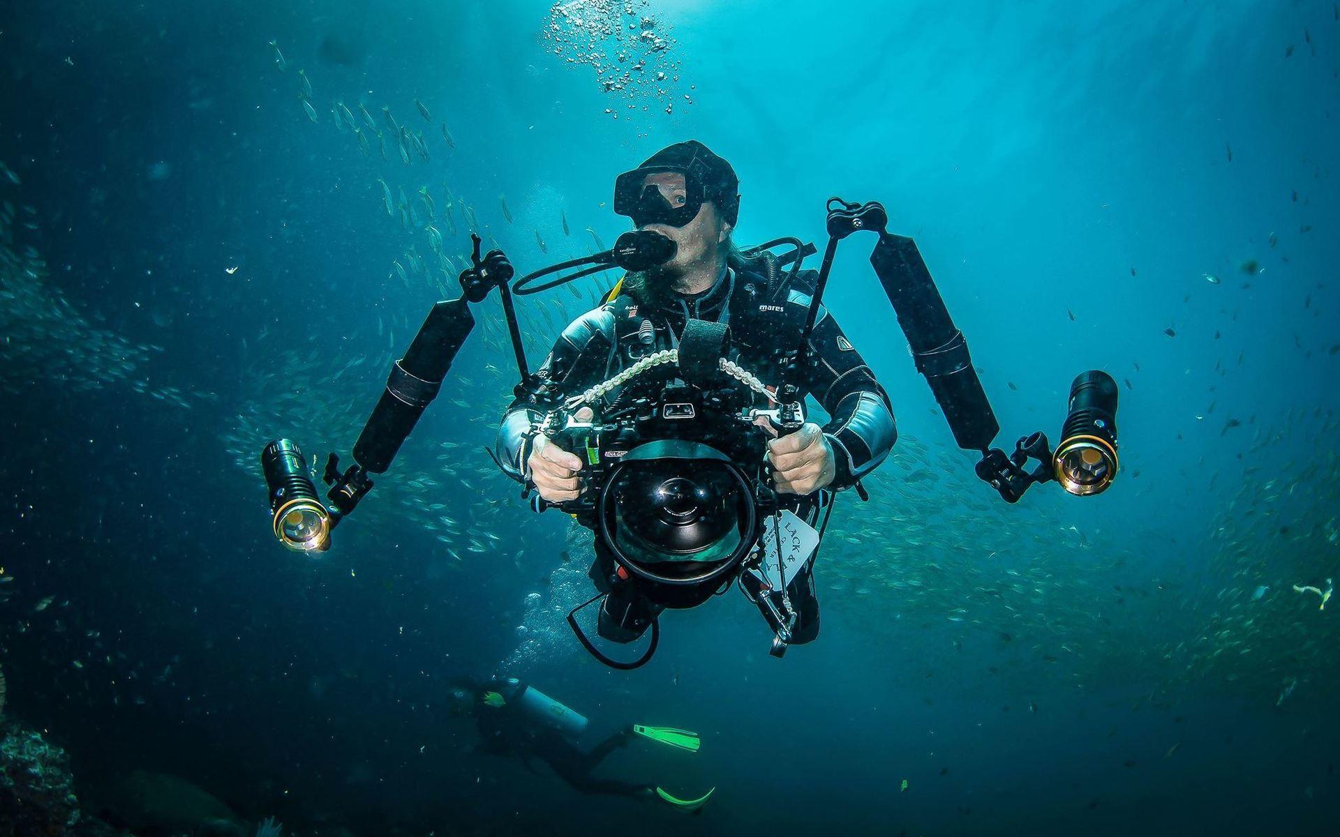 Här syns den utrustning som Nove Nyberg filmar med under sina dyk.