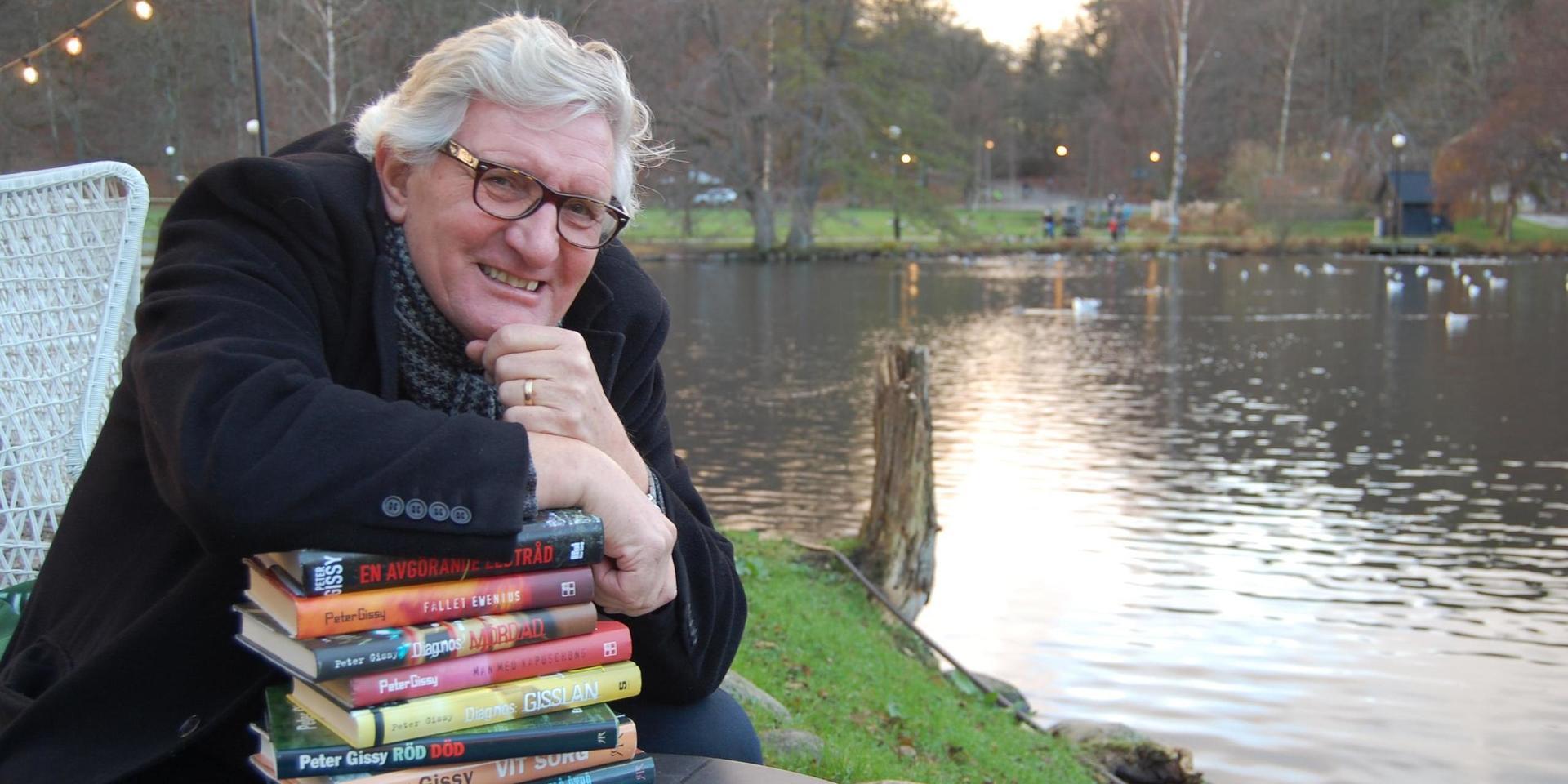 Efter genombrottet med debutdeckaren ”Röd död” för snart 25 år sedan har Göteborgsförfattaren Peter Gissy varit extremt produktiv. Faktum är att han inte ens själv vet hur många böcker han skrivit, men över 50 är det i alla fall. 
