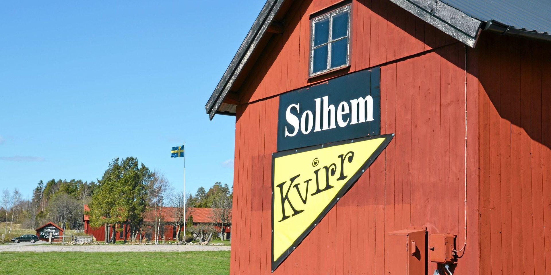 Samlingsutställningen för deltagarna i Kvirr finns även i år i Solhems konsthall i Rabbalshede.