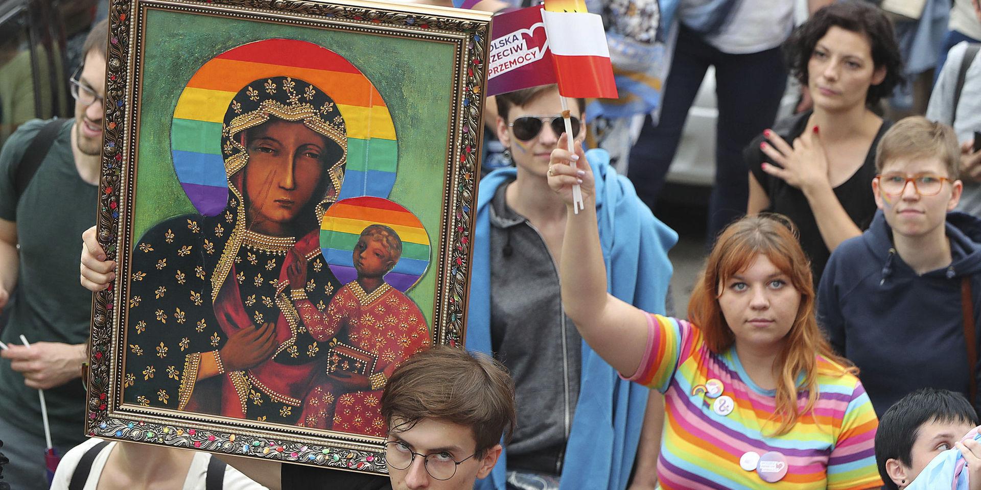 Den 10 augusti hölls den första prideparaden i Plock i centrala Polen. Aktivister höll då upp den omtvistade bilden på den svarta Madonnan – iklädd en regnbågsgloria. 