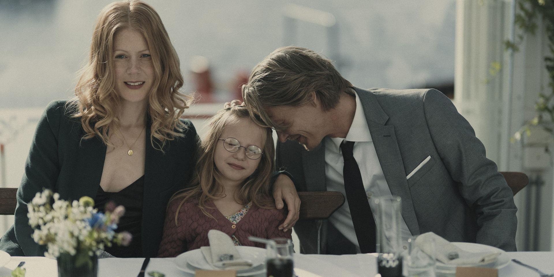 Redan i första avsnittet splittras den från början lyckliga familjen i 'Maskineriet'. Hanna Alström, Maja Svärd och Kristoffer Joner spelar rollerna. Pressbild.