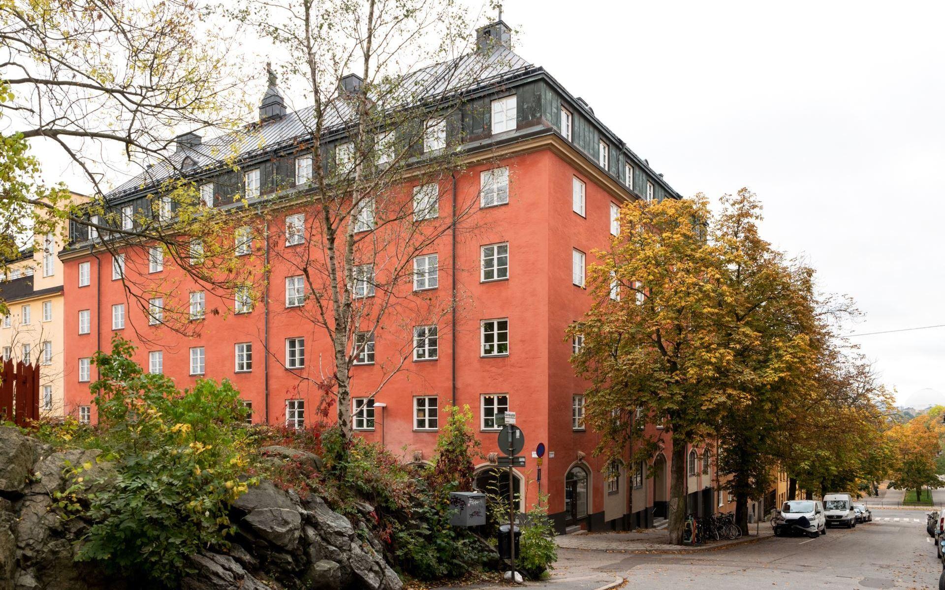 Fastighetens utsida, belägen på Duvnäsgatan i Stockholm. 