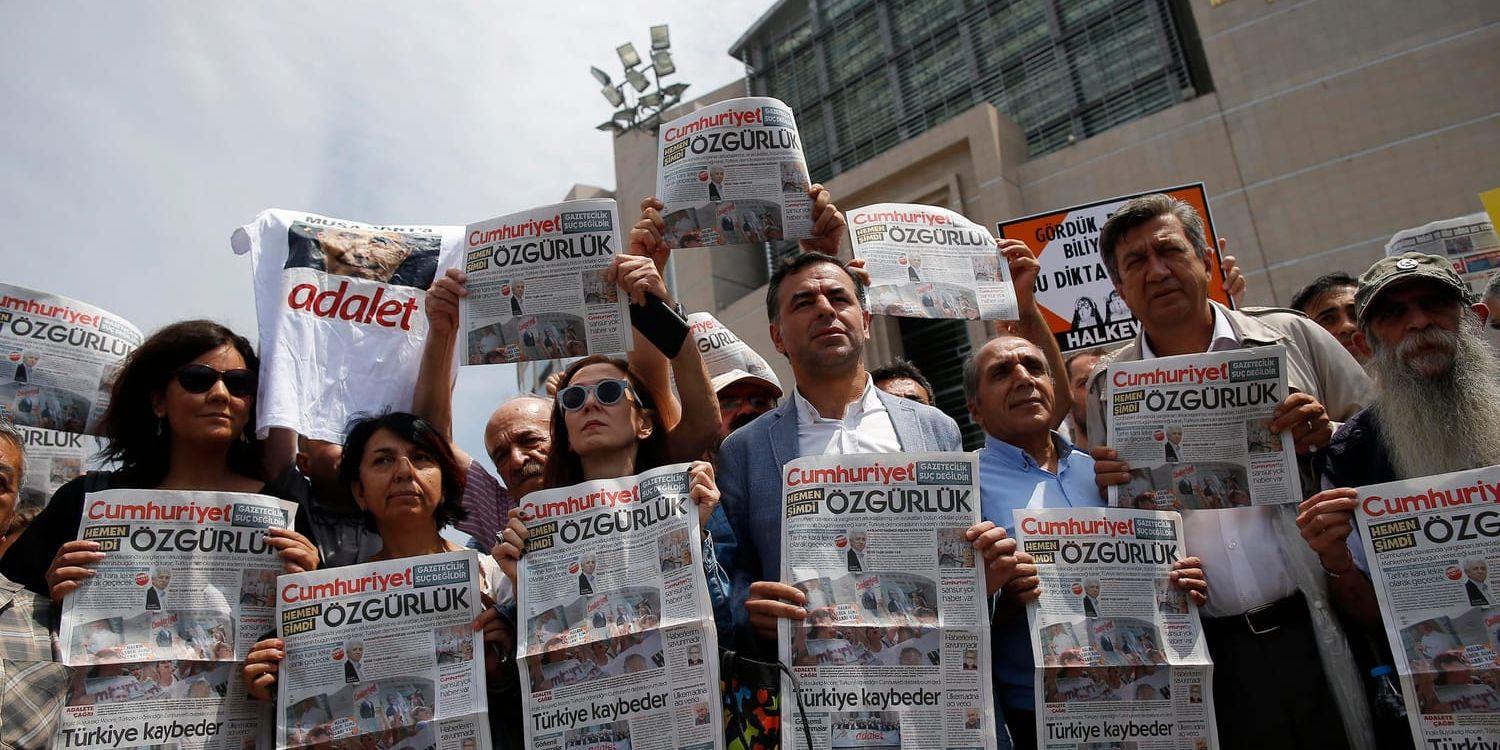Journalister och demonstranter protesterar utanför domstolen, där rättegången mot journalister och anställda vid tidningen Cumhuriyet pågår. Arkivbild.