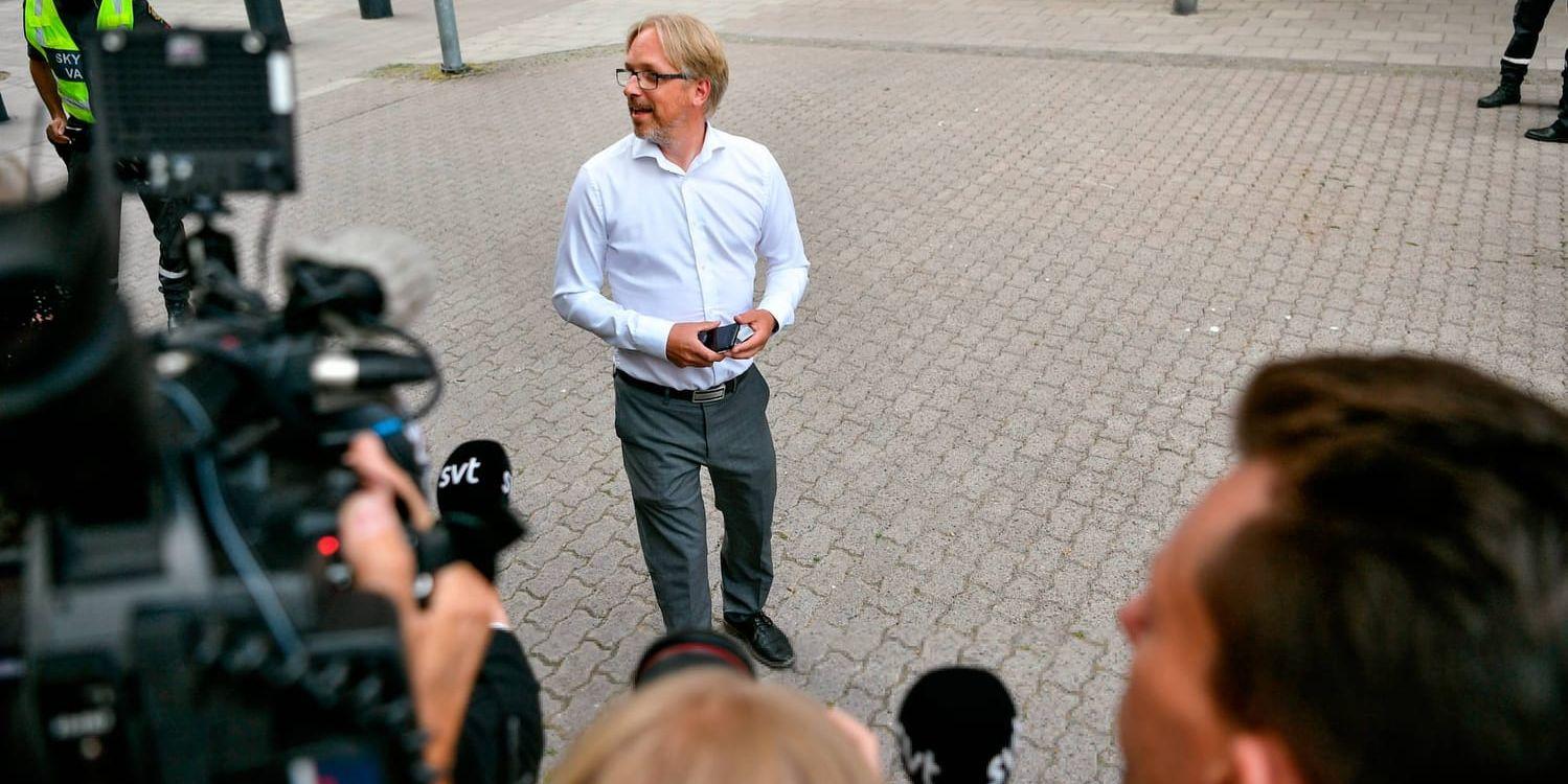 Statsrådsberedningens presschef Odd Guteland meddelade journalisterna utanför Rosenbad att Stefan Löfven håller presskonferens klockan 10 på torsdagen.
