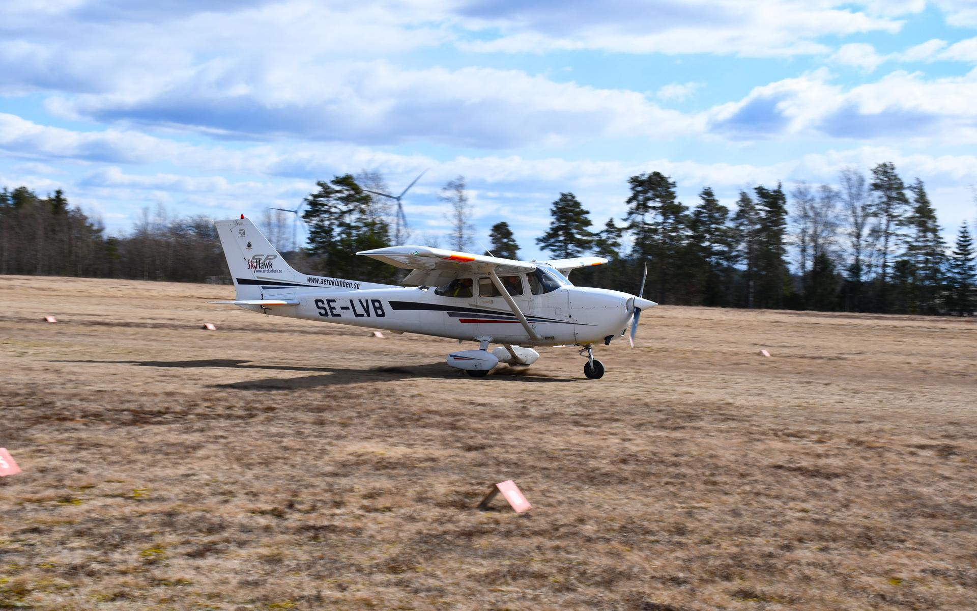 Ett flygplan från Aeroklubben landar på Backamo flygklubb. 