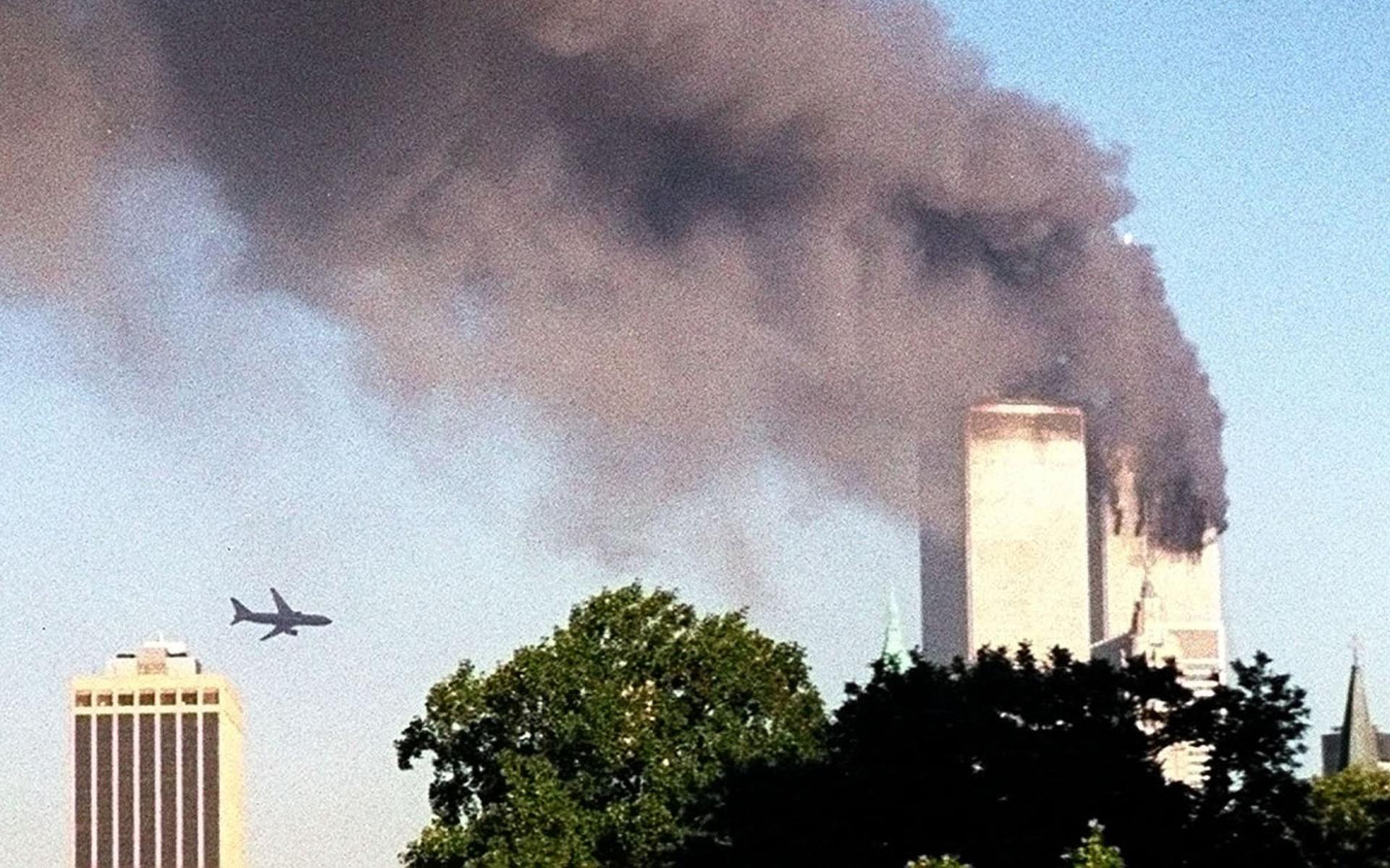 08.46 på morgonen den elfte september 2001 kraschade det första planet – en Boeing 757 – in i World Trade Centers norra torn. Den oväntade explosionen från den 110 våningar höga byggnaden hördes lång väg. Många New York-bor trodde till en början att det rörde sig om en jordbävning. Andra, som såg kraschen, antog att det var en olycka – tills ytterligare ett plan syntes åka in över södra Manhattan bara 17 minuter senare. 