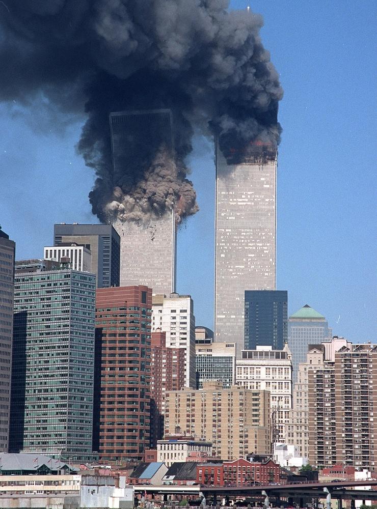 09.59 kollapsade World Trade Centers södra torn. Tusentals ton betong och glas täckte marken. 