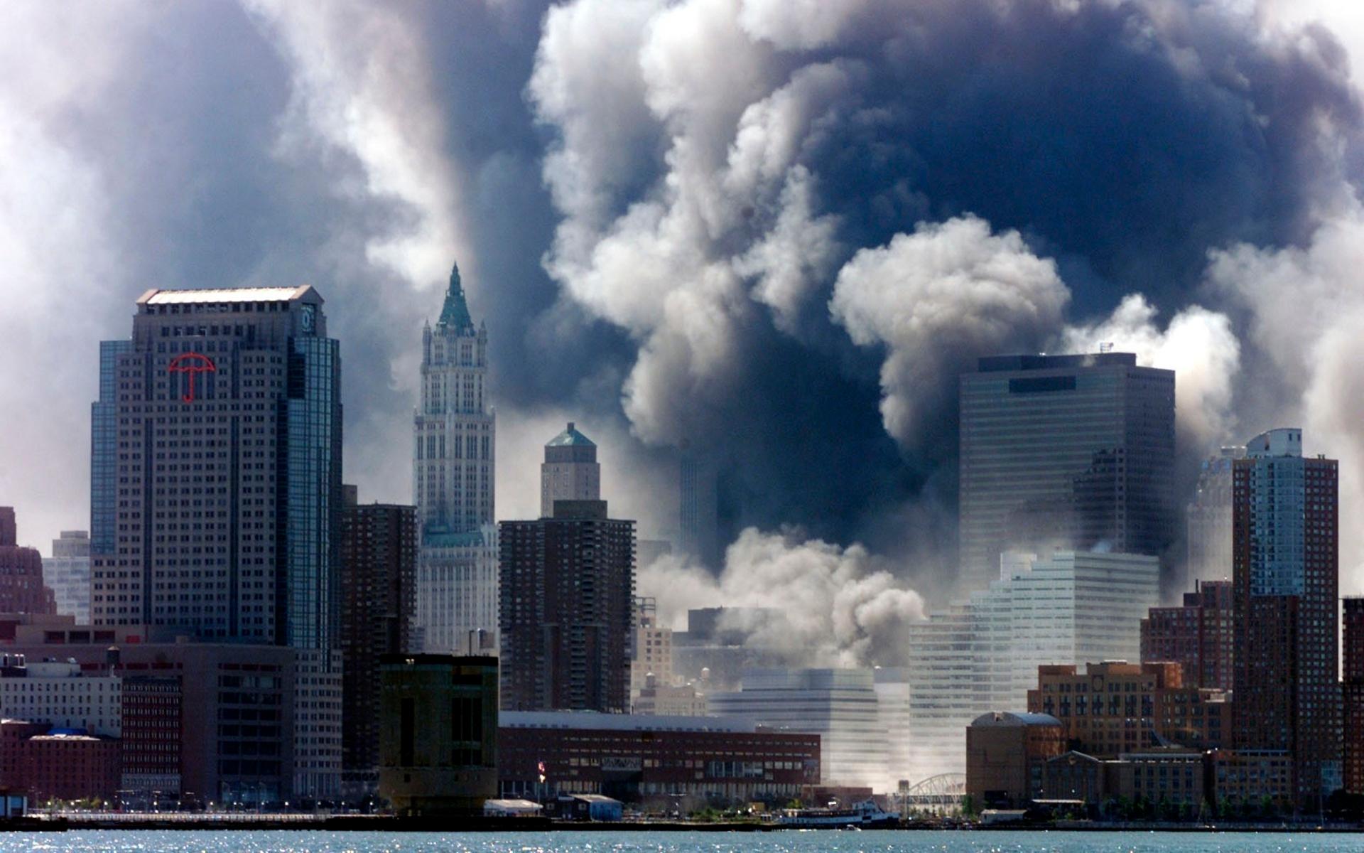 Hela Manhattans sydspets fylldes av ett jättemoln av rök och bråte. Bilden är tagen från andra sidan Hudsonfloden. 
