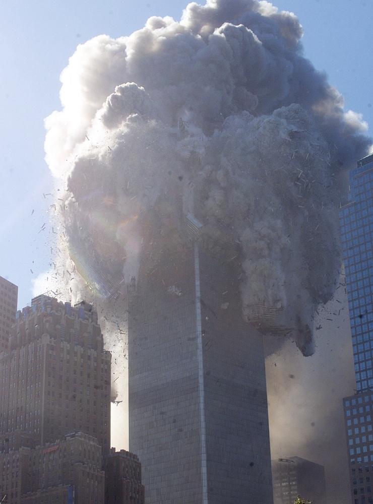 10.28 kollapsade även World Trade Centers norra torn. ”När det andra tornet kollapsar hörs skrik från förtvivlade unga människor ute på gatan. Jag hör polis-, ambulans- och brandkårssirener oavbrutet. Hela min kropp skakar”, sade en svensk man boendes i New York till GP. 