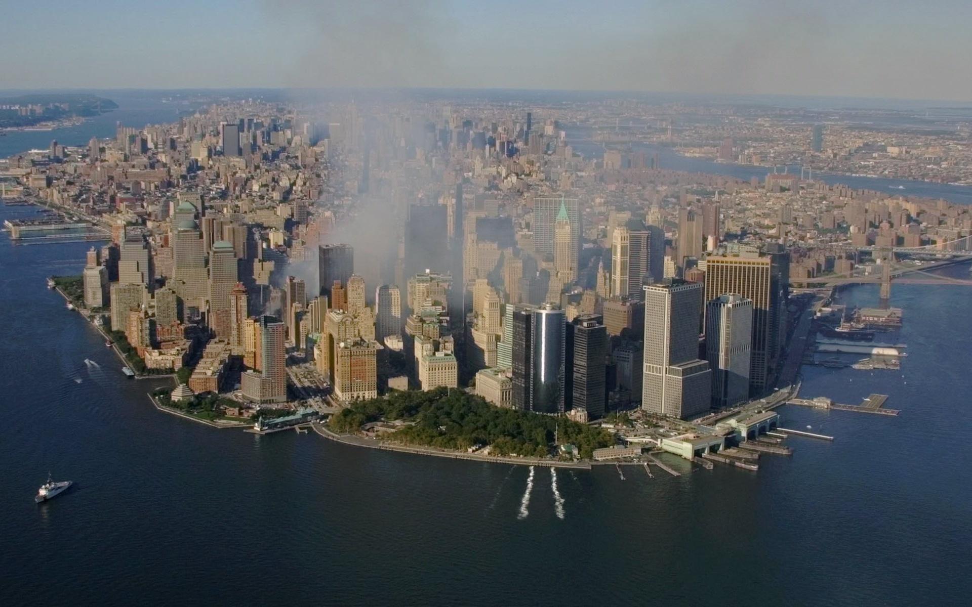 Röken från Ground Zero syntes flera dagar efter attackerna. Här från 15 september 2001. 