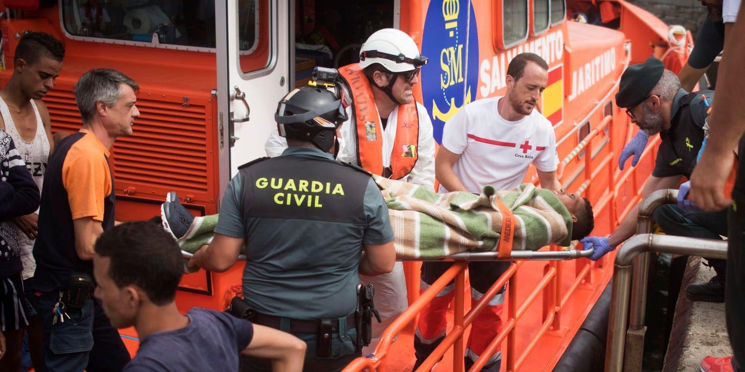 En skadad människa tas om hand i en hamn i södra Spanien efter att ha försökt sig ta sig över Medelhavet till Europa. Arkivbild.