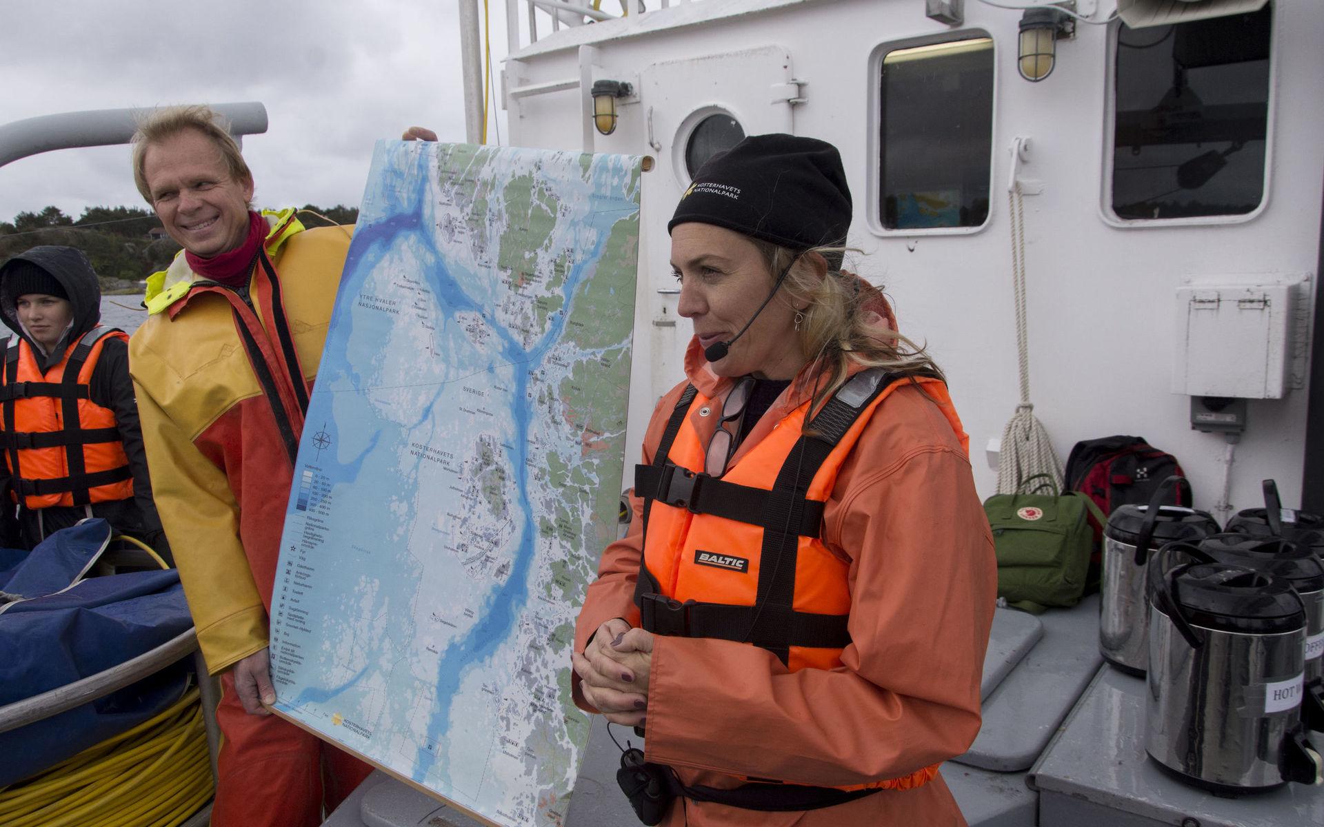 Martin Larsvik och Christina Appelqvist från Lovéncentret håller upp en karta över Kosterhavet. 