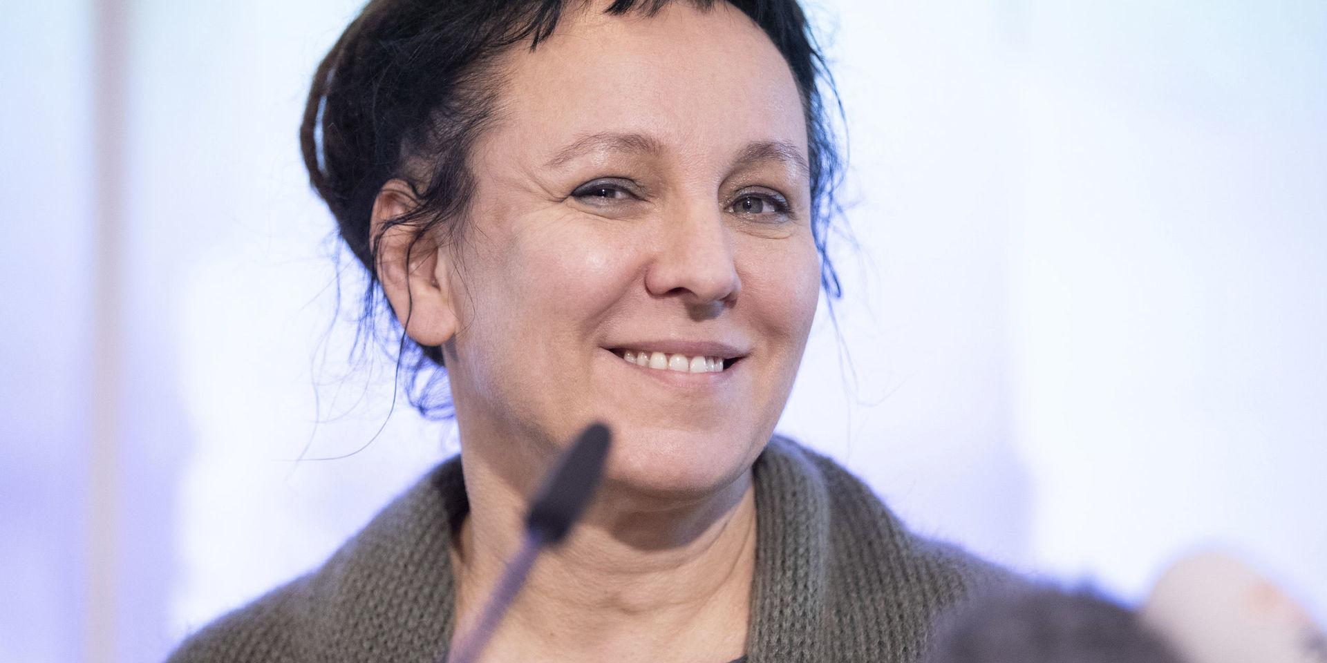 Olga Tokarczuk under en presskonferens i Tyskland, där hon befinner sig på turné.