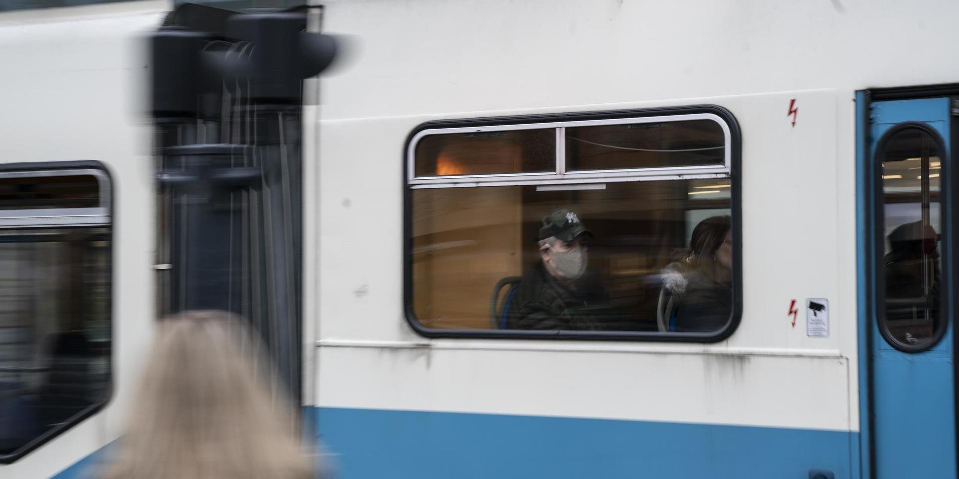 I dag torsdag börjar rekommendationerna om munskydd vid trängsel i kollektivtrafiken gälla.