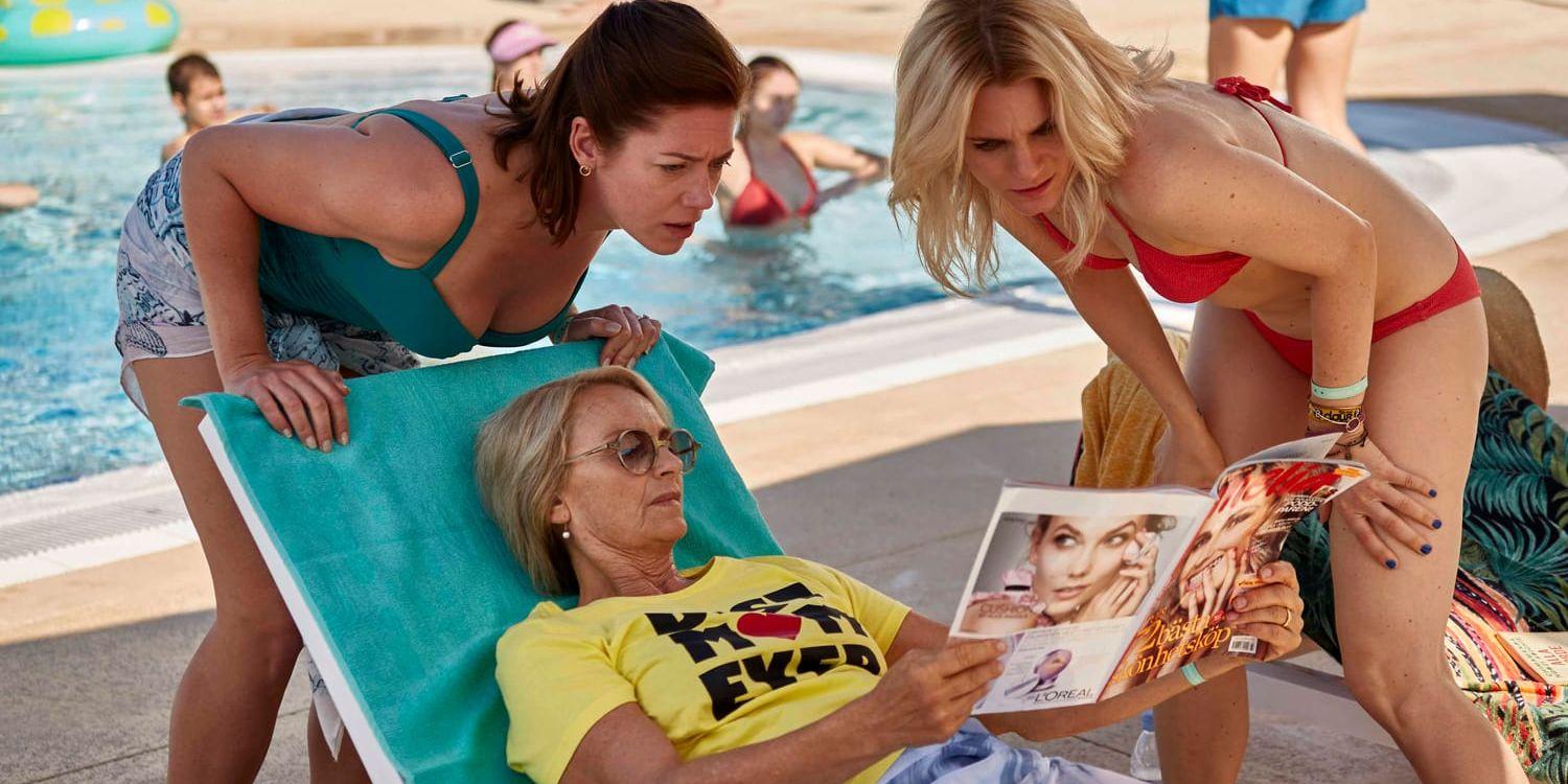 "All inclusive" är en svensk komedi med Suzanne Reuter, Liv Mjönes och Jennie Silfverhjelm i rollerna som mor och döttrar på semester i Kroatien. Pressbild.