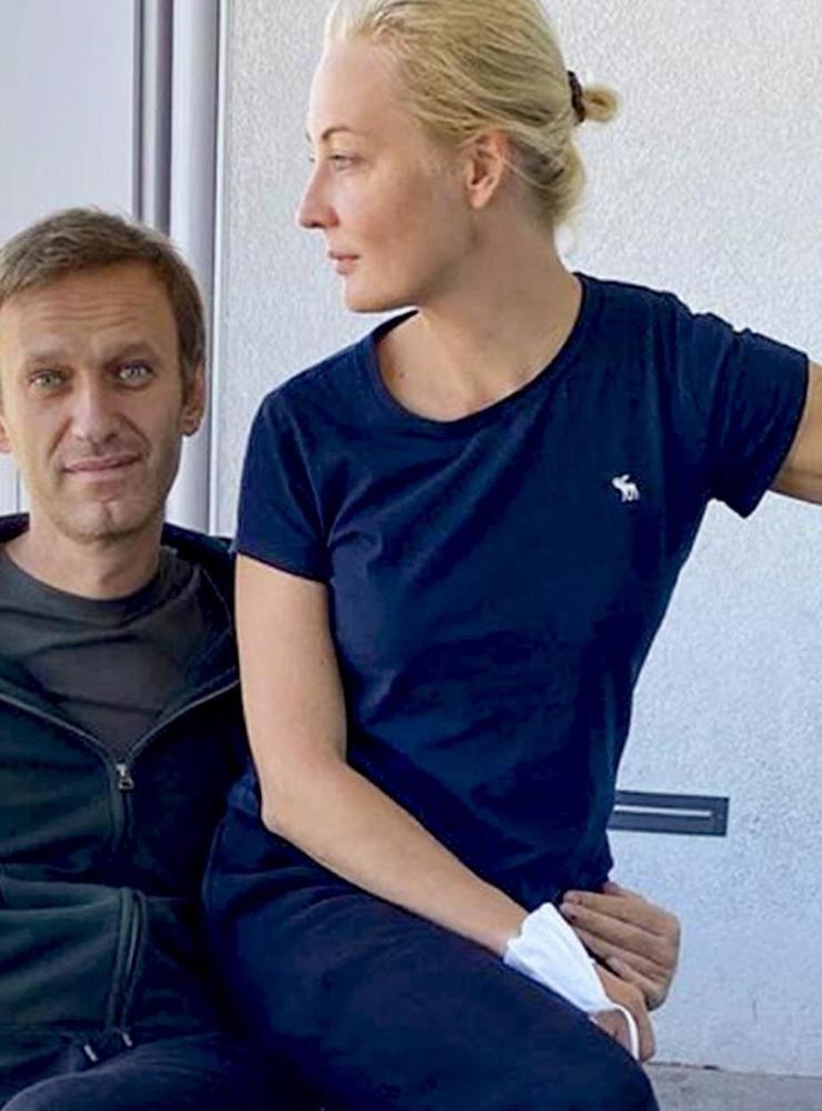  'Den ryske oppositionsledaren Aleksej Navalnyj på en Instagrambild tillsammans med sin fru Julia på sjukhuset i Berlin.