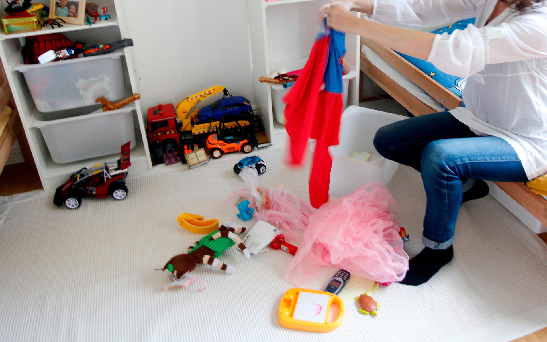När barnen är hemma i karantän tycker Helena Lyth de kan få lov att rensa sina rum från småbarnssaker de inte använder längre. Saker unga kusiner eller välgörenhetsorganisationer kan få istället. Arkivbild.