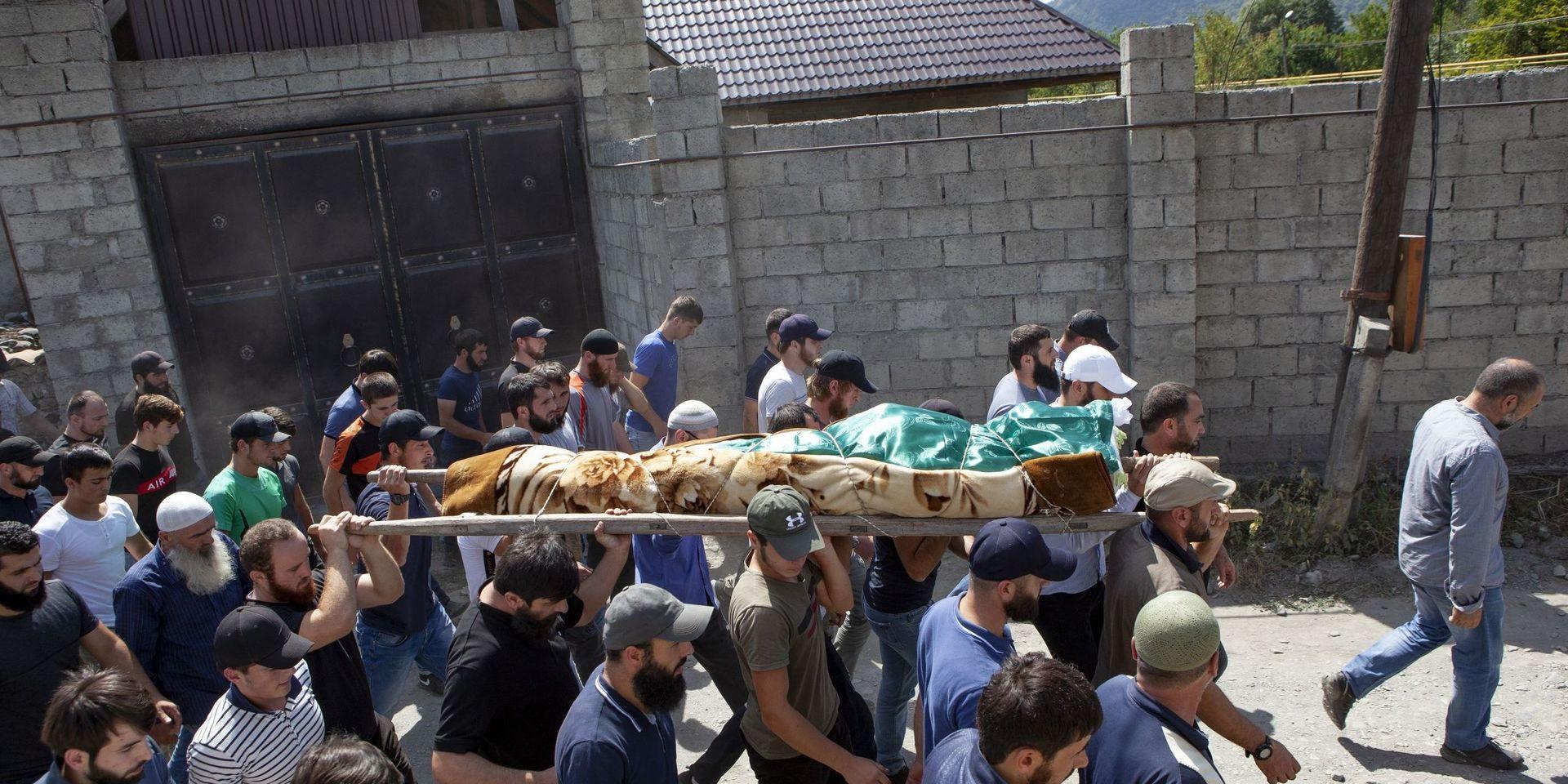 Människor bär den mördade Zelimchan Changosjvili till dennes begravning i byn Duisi, Georgien, den 29 augusti. Arkivbild.