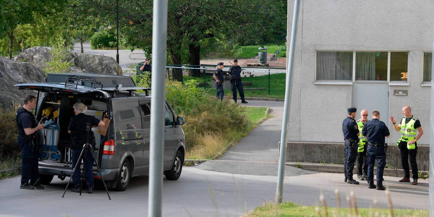 Två män skadades vid en skottlossning i Östberga på tisdagseftermiddagen och en av dem avled.