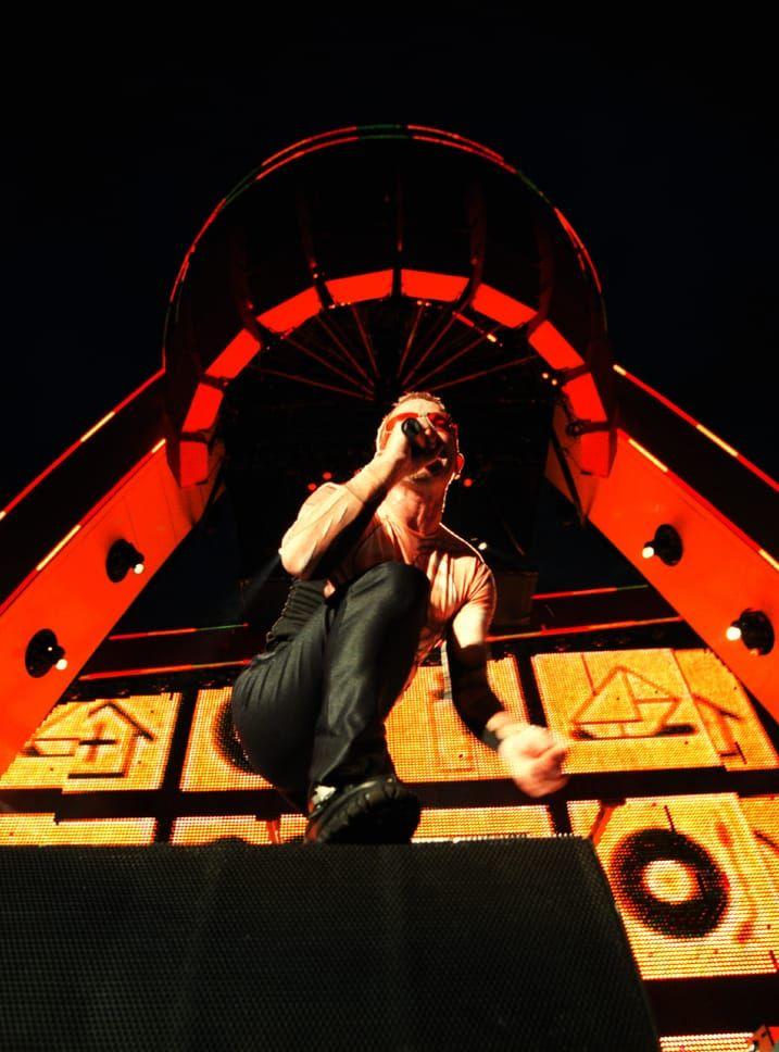 1997. Bono och hans U2 tog sin Popmart-turné till Ullevi. BILD: Måns Langhjelm.