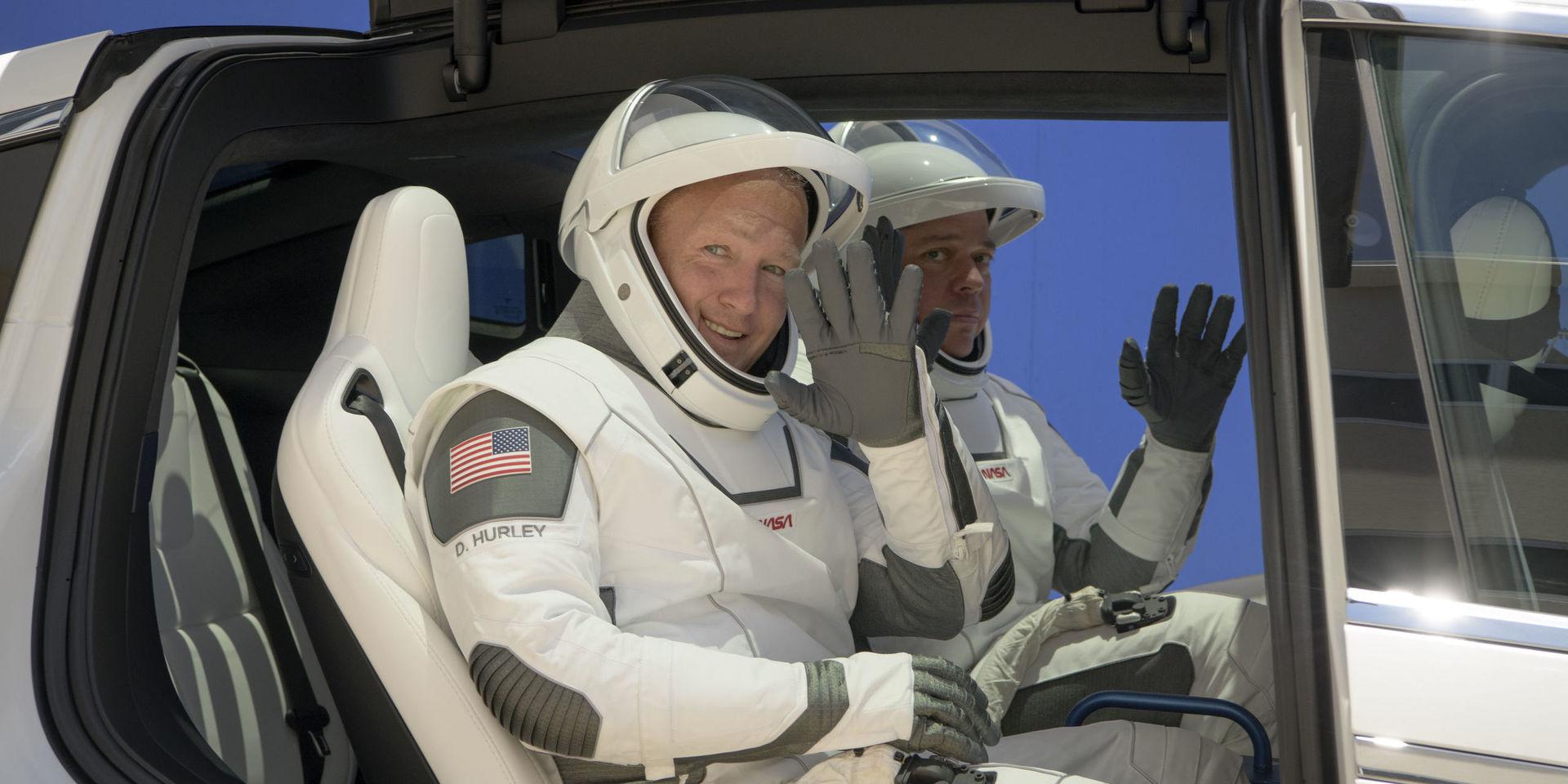 Doug Hurley och Bob Behnken ska skjutsas i en Tesla fram till rymdraketen på onsdag. Foto från en generalrepetition i lördags.