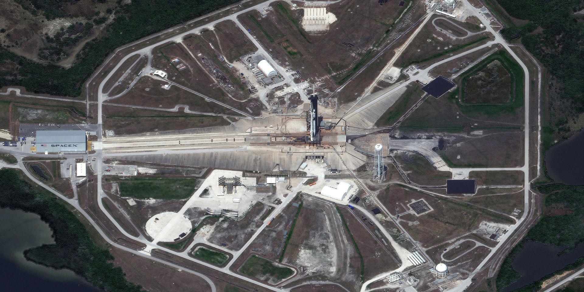 Uppskjutningsplats 39A på Kennedy Space Center, fotograferad av en satellit, med den startklara raketen.