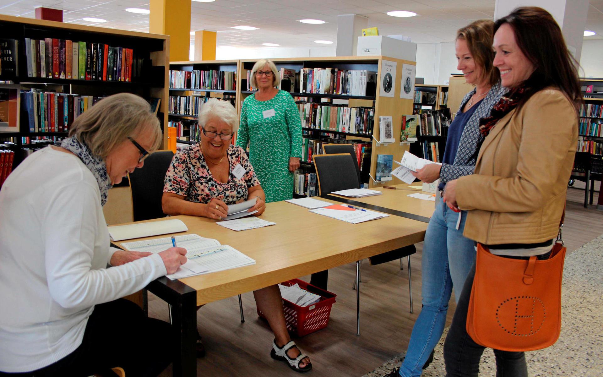 Anna Cervin och Hanna Vilhelmsson röstar på biblioteket