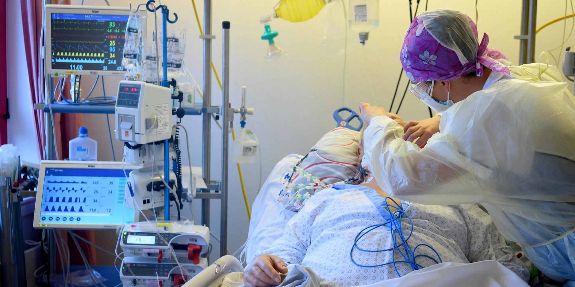 Vårdpersonal tar hand om en patient med covid-19 på ett sjukhus i Yverdon-les-Bains, Schweiz.