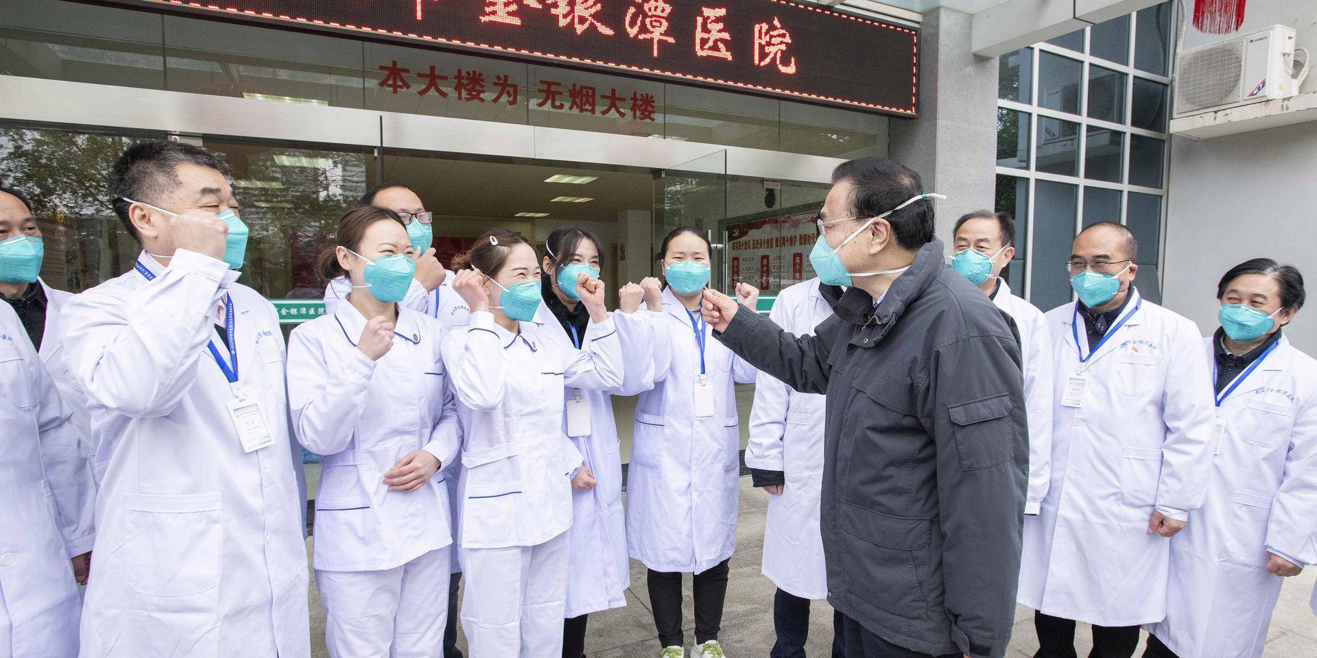 Chinas premiärminister Li Keqiang besökte ett sjukhus i Wuhan på måndagen. 