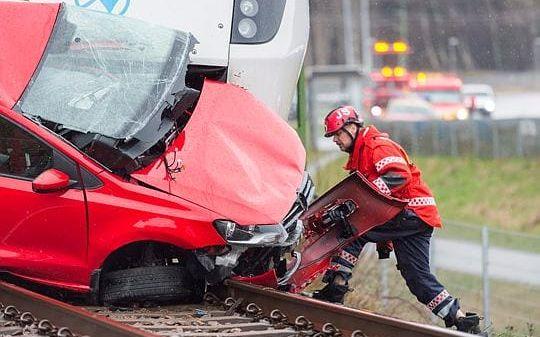 Bilen släpades flera meter på tågrälsen efter kollisionen. Föraren ska emellertid ha klarat sig undan såväl kollision som efterföljande förflyttning. Bild: Andeas Carlsson.