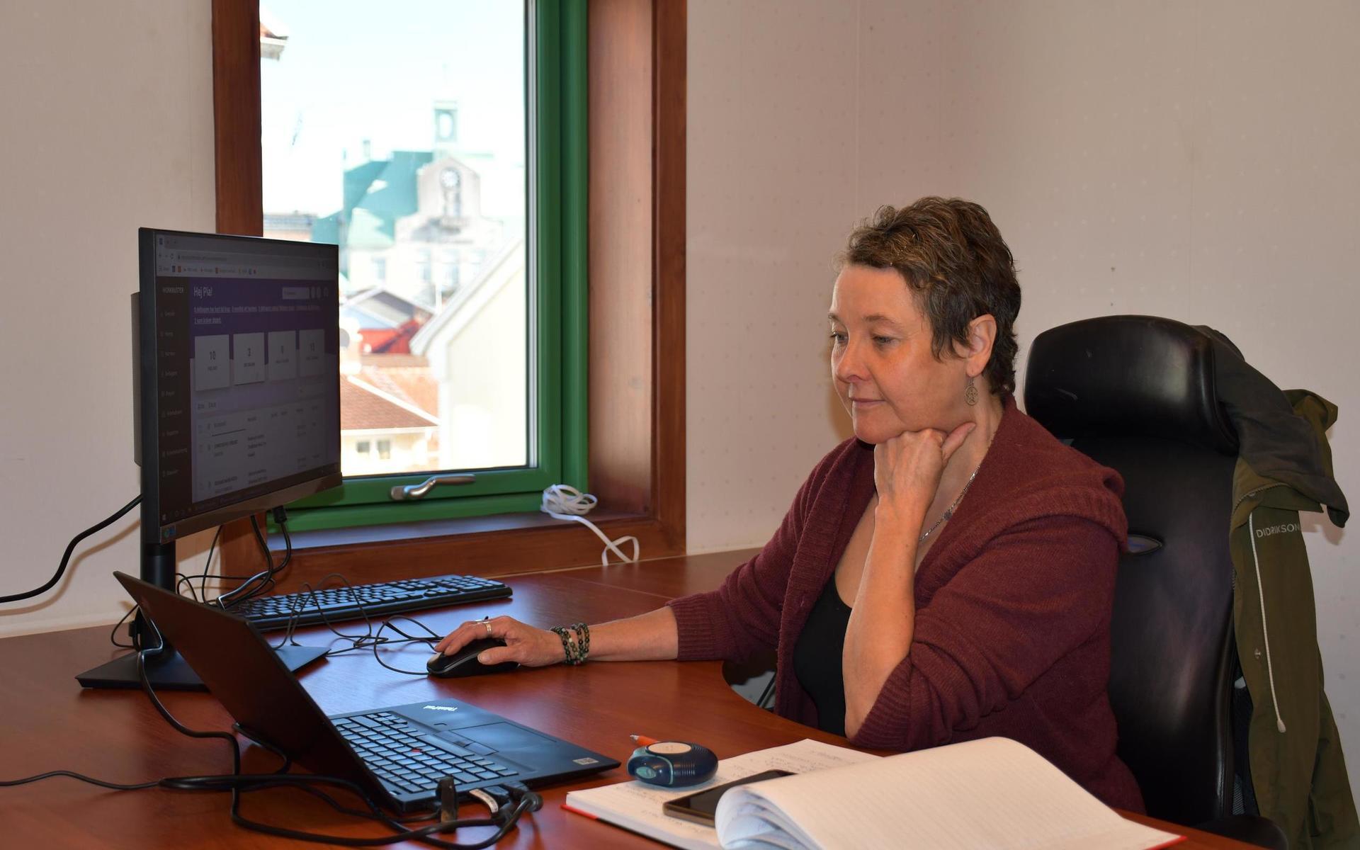 På kontoret i Strömstad har handledare Pia Gustavsson fått upp datorn på skrivbordet. Hon arbetar som handledare och coach. 