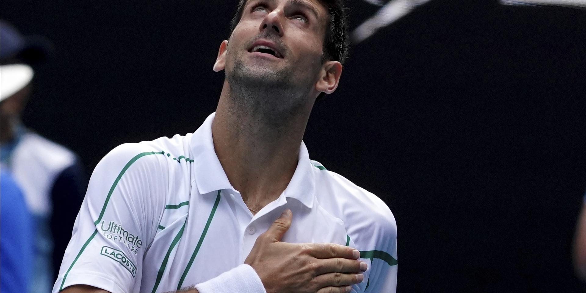 Novak Djokovic firar efter segern mot Diego Schwartzman i Australian Open.