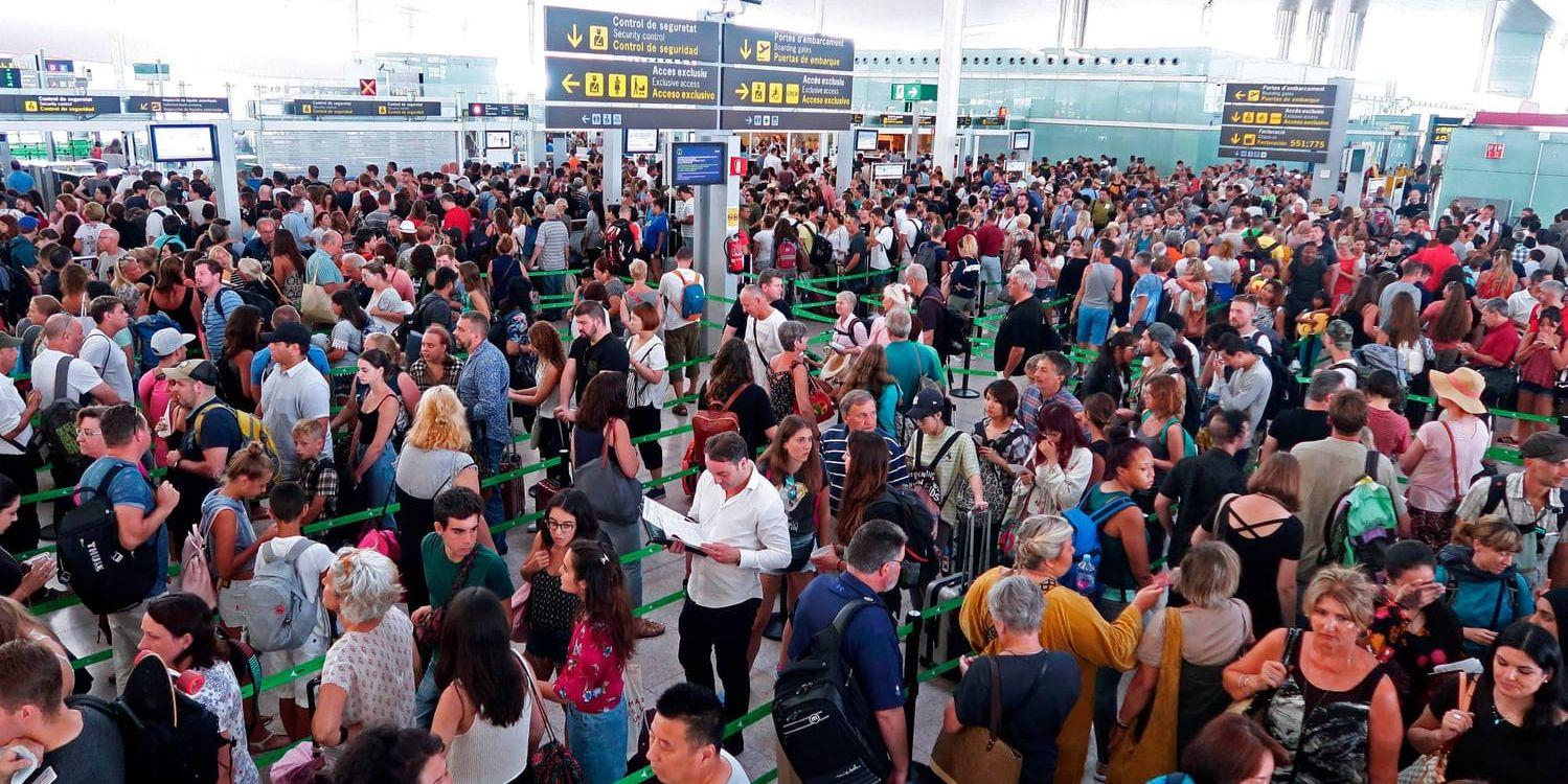 Människor står i kö till passkontrollen på flygplatsen i Barcelona. Arkivbild.