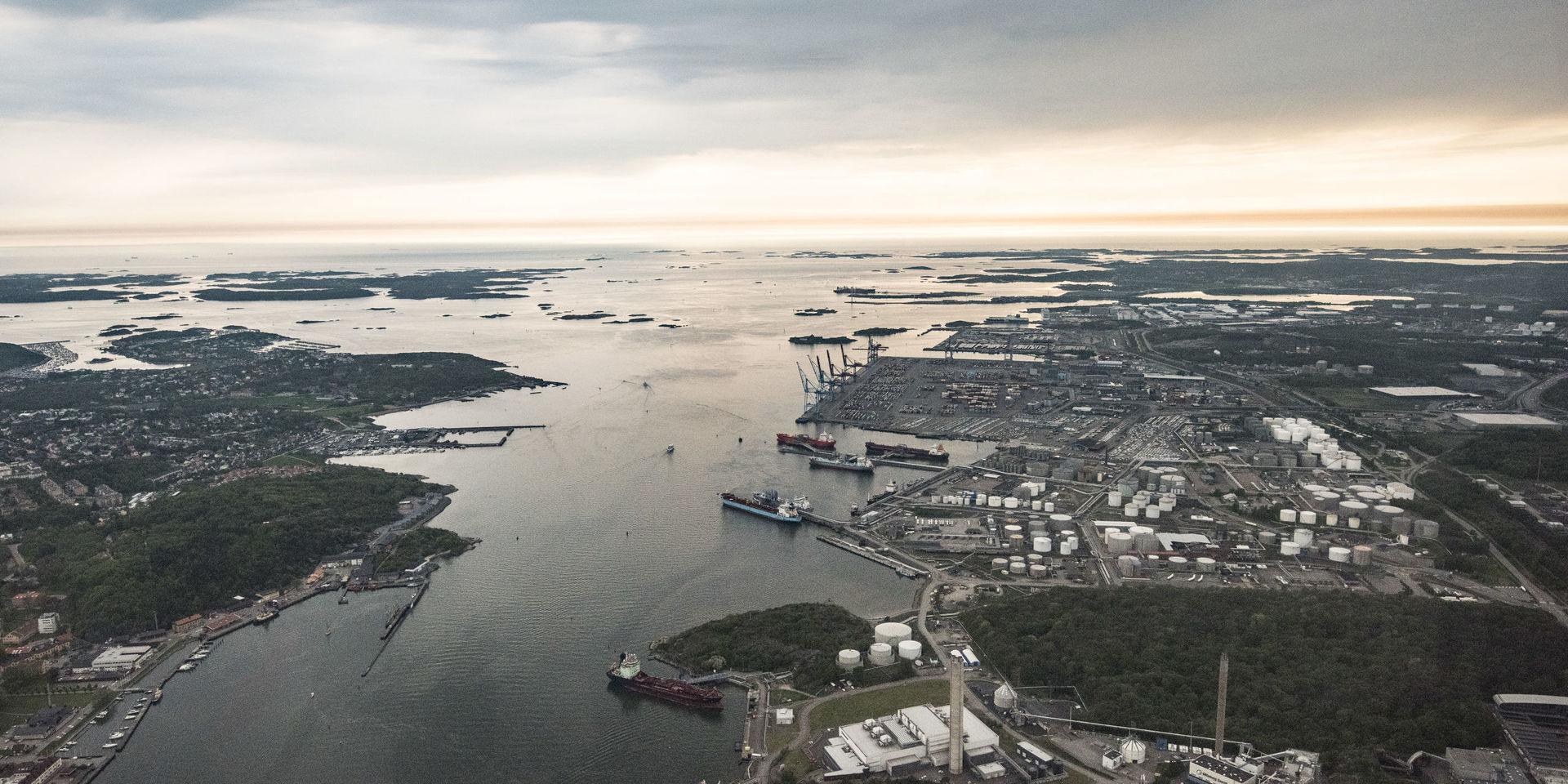 Nära hälften av all råolja och en tredjedel av svensk import och export går via Göteborgs hamn.