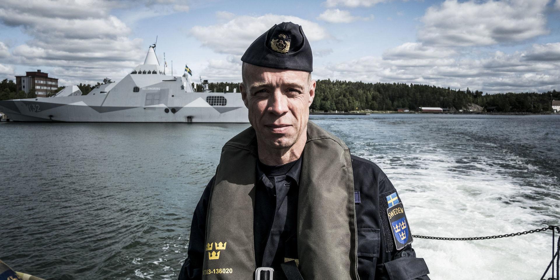 Marinchef Jens Nykvist hoppas på förstärkningar. I bakgrunden syns en korvett av Visbyklass – som tillsammans med ubåtar är det mest potenta som finns att tillgå inom den svenska flottan. Några korvetter eller andra slagkraftigare stridsfartyg finns dock inte stationerade på västkusten.
