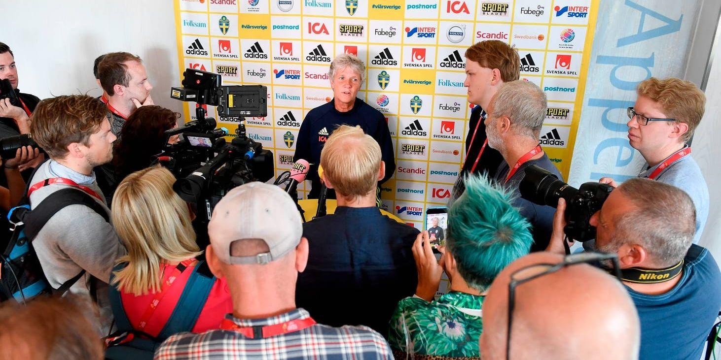 Pia Sundhage mötte den svenska journalistkåren efter avancemanget till kvartsfinal.
