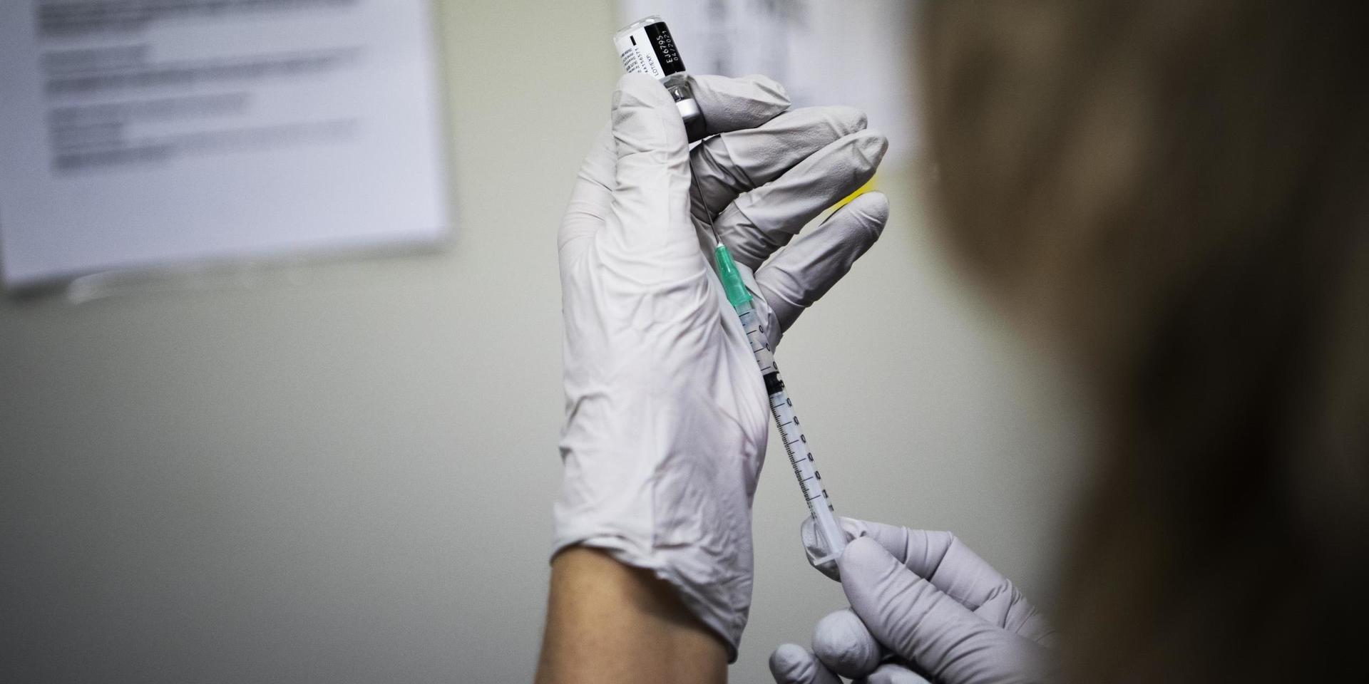 Vaccineringen fortsätter med Pfizers vaccin medan utredning om Astra Zenecas fortsätter.