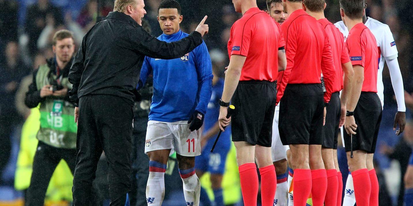 Evertons tränare Ronald Koeman klagar på domaren Bas Nijhuis efter matchen mot Lyon på Goodison Park.