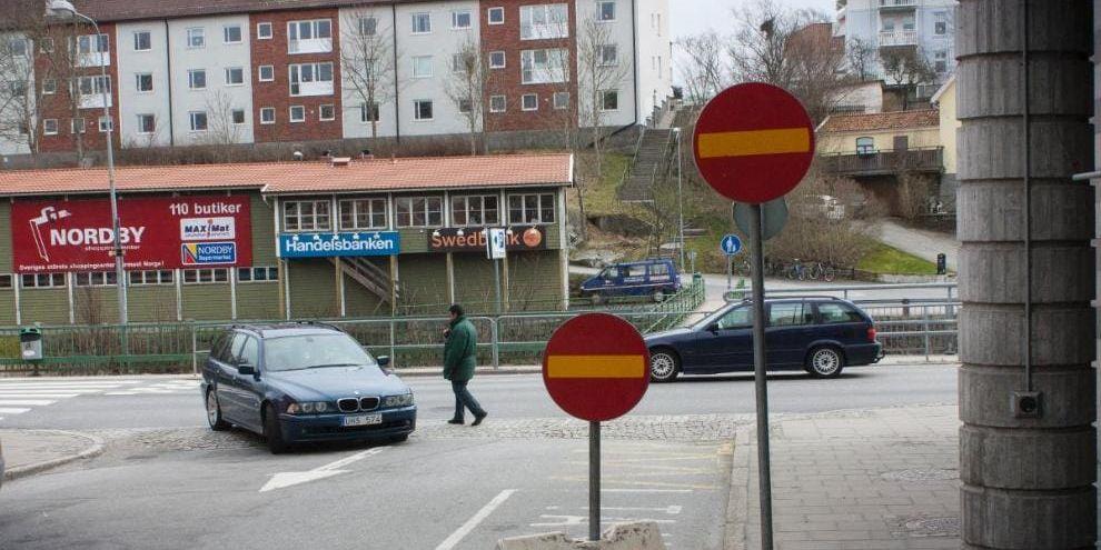 Dubbla skyltar. Jan Hansen tycker folk kör alldeles för fort på den mest centrala sträckan av Oslovägen. Dessutom bryter folk mot andra regler.