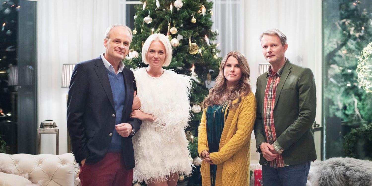 Julfriden på Solsidan får ett abrupt slut när Anna och Alex (Mia Skäringer och Felix Herngren) berättar för Fredde och Mickan (Johan Rheborg och Josephine Bornebusch) att de ska skilja sig. Pressbild.