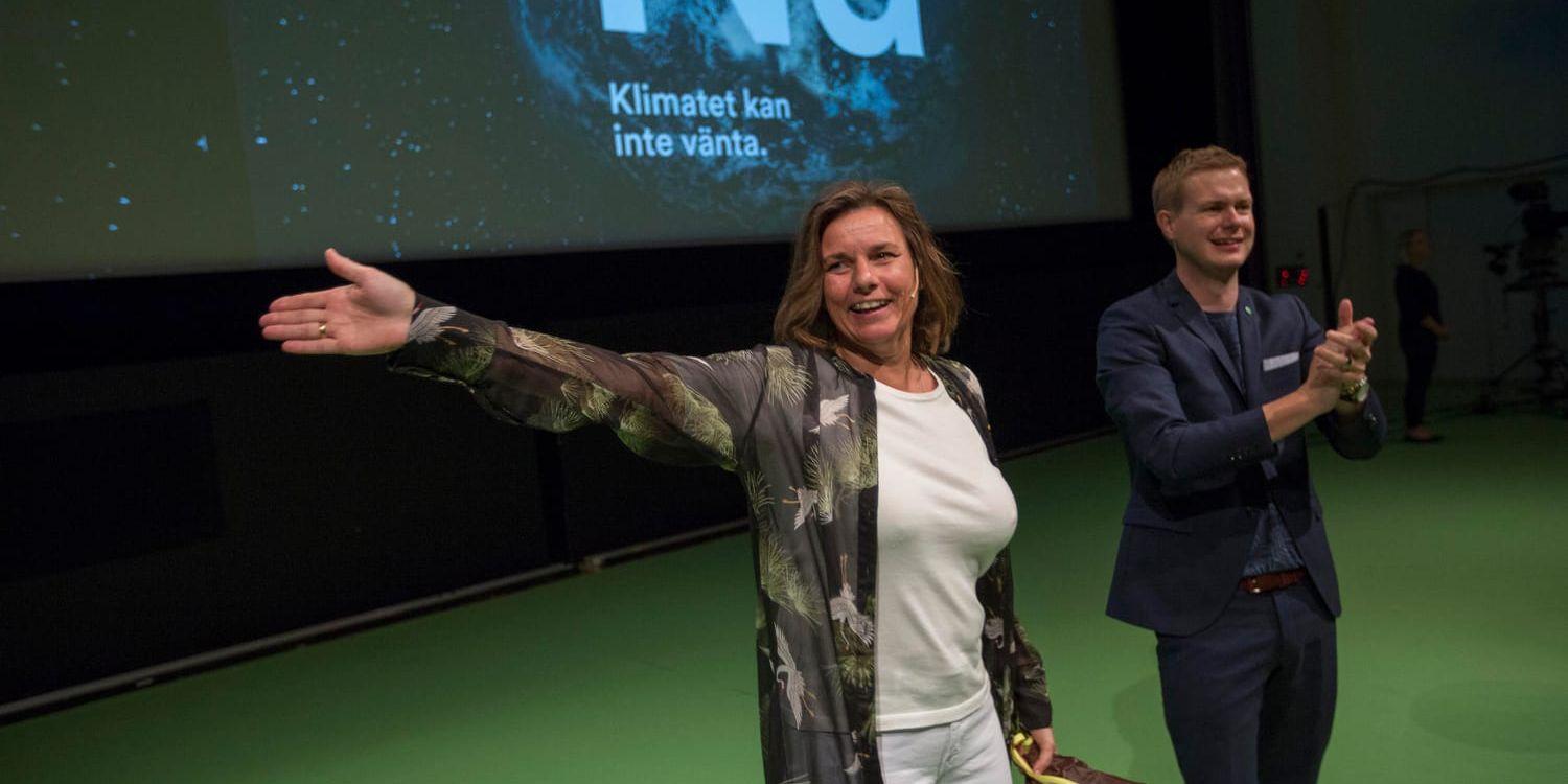 Miljöpartiets språkrör Isabella Lövin blir gratulerad av språkrörskollegan Gustav Fridolin i samband med sitt tal under partiets kongress i Västerås.
