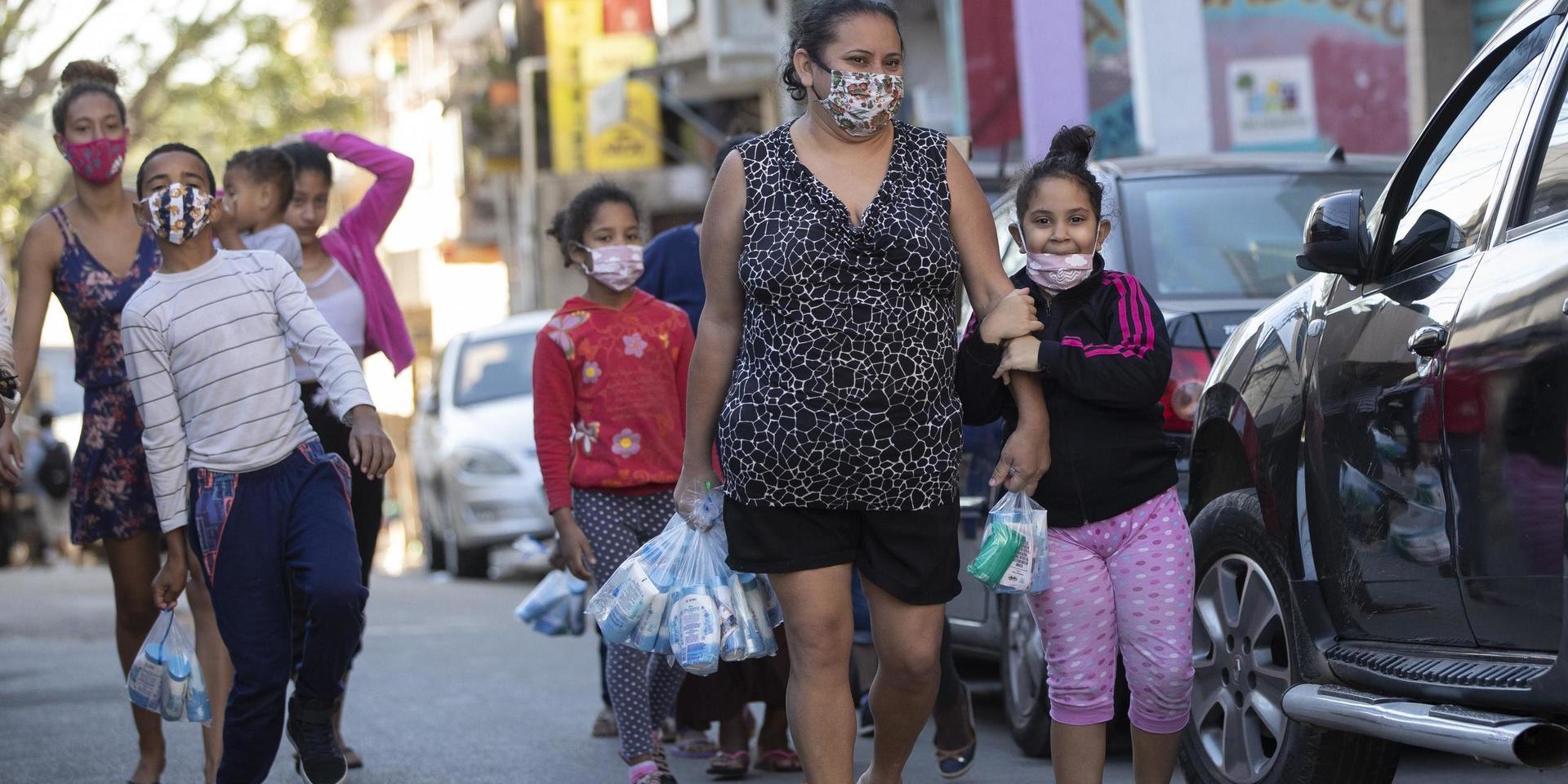 Boende i São Paulo har fått paket med tvättprodukter och munskydd av välgörenhetsorganisationer. 