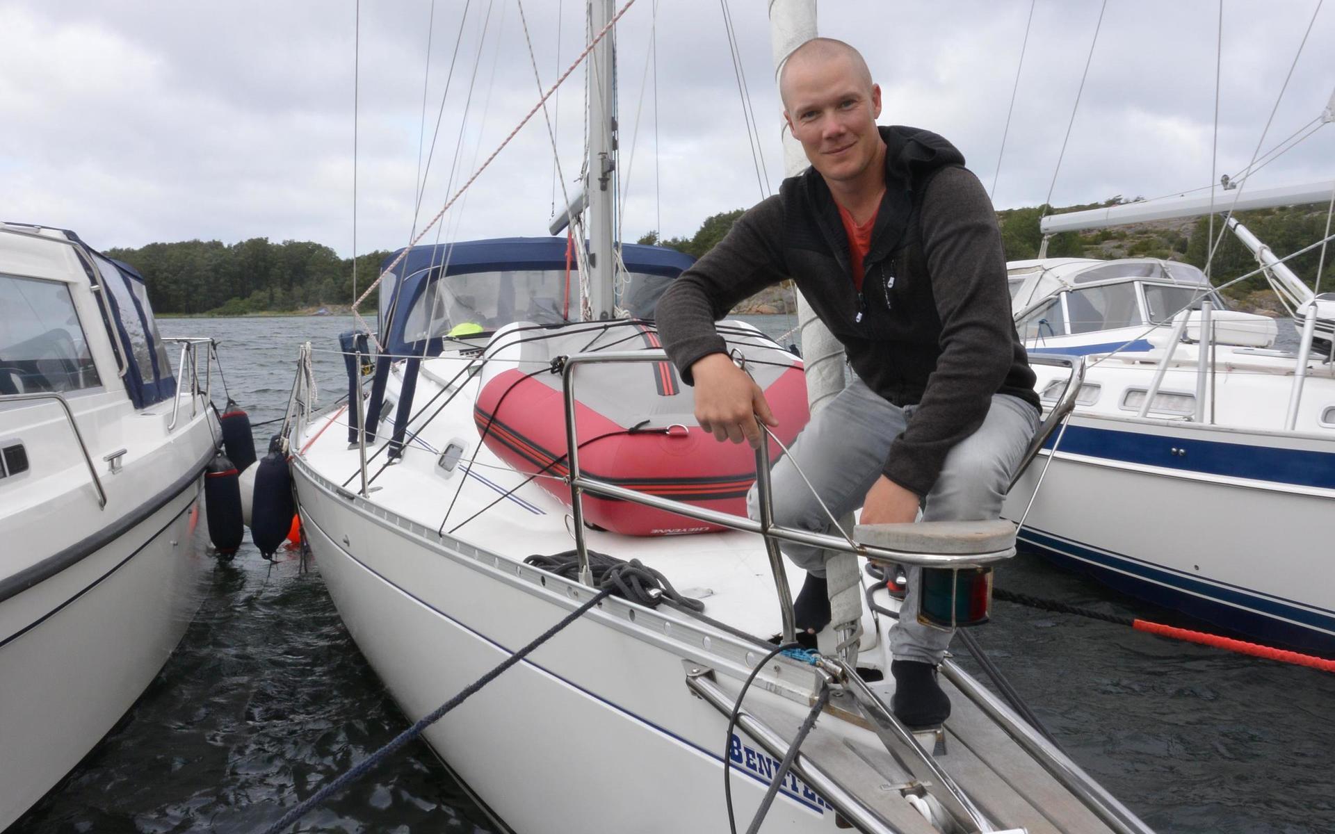 Mattias Rutström från Wallhamn fick till slut tillkalla sjöräddningen för att få hjälp med att lägga ut ankare  Bojarna för akterförtöjningarna klarade inte trycket i den västliga vinden utan draggade.