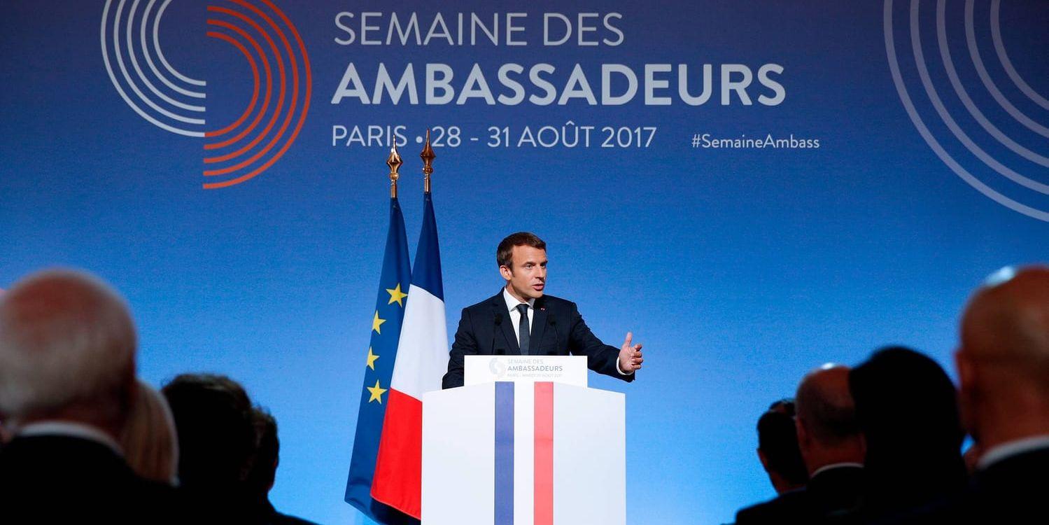 På ett möte med franska ambassadörer berättade president Emmanuel Macron att han oroas av utvecklingen i Venezuela.